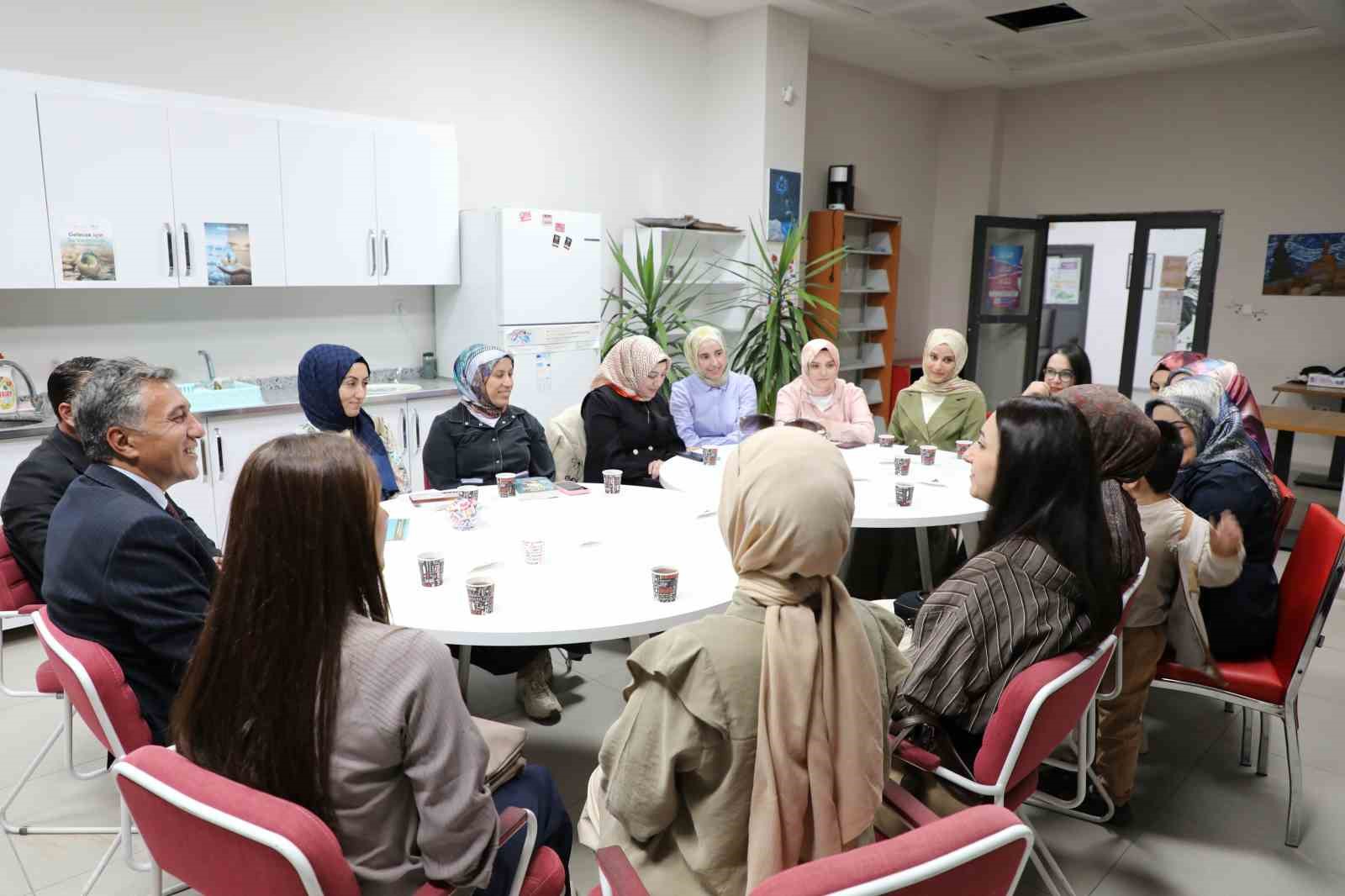 AĞRI'DA ÖĞRETMENLER, "OKUYAN ÖĞRETMENLER, OKUYAN NESİLLER" SLOGANIYLA BAŞLATILAN "MAARİF'İN KALBİNDE KİTAP SOHBETLERİ" PROGRAMINDA KİTAP ETRAFINDA BİR ARAYA GELECEK. PROGRAMIN İLK BULUŞMASINDA ÖĞRETMENLER, BİRLİKTE OKUYACAKLARI KİTABI BELİRLEDİ.