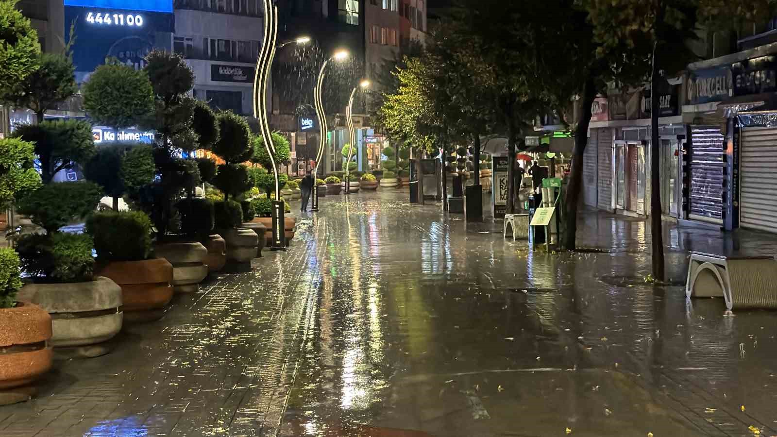 BOLU’DA SABAH SAATLERİNDE BAŞLAYAN SAĞANAK YAĞIŞ, GECE SAATLERİNDE ETKİSİNİ ARTIRDI. ŞİDDETLİ YAĞIŞIN ARDINDAN BAZI NOKTALARDA SU TAŞKINLARI YAŞANIRKEN, BAZI EVLERİ SU BASTI.