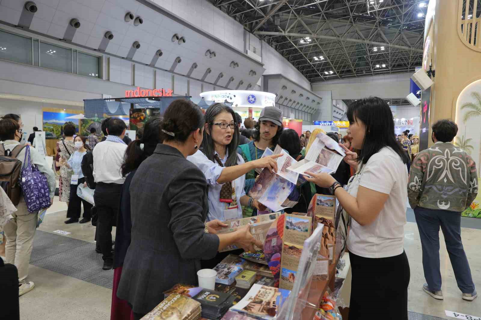 JAPONYA'DA DÜZENLENEN TURİZM EXPO 2026 FUARI'NDA KAPADOKYA'NIN TANITILDIĞI STANT KATILIMCILARDAN YOĞUN İLGİ GÖRDÜ.