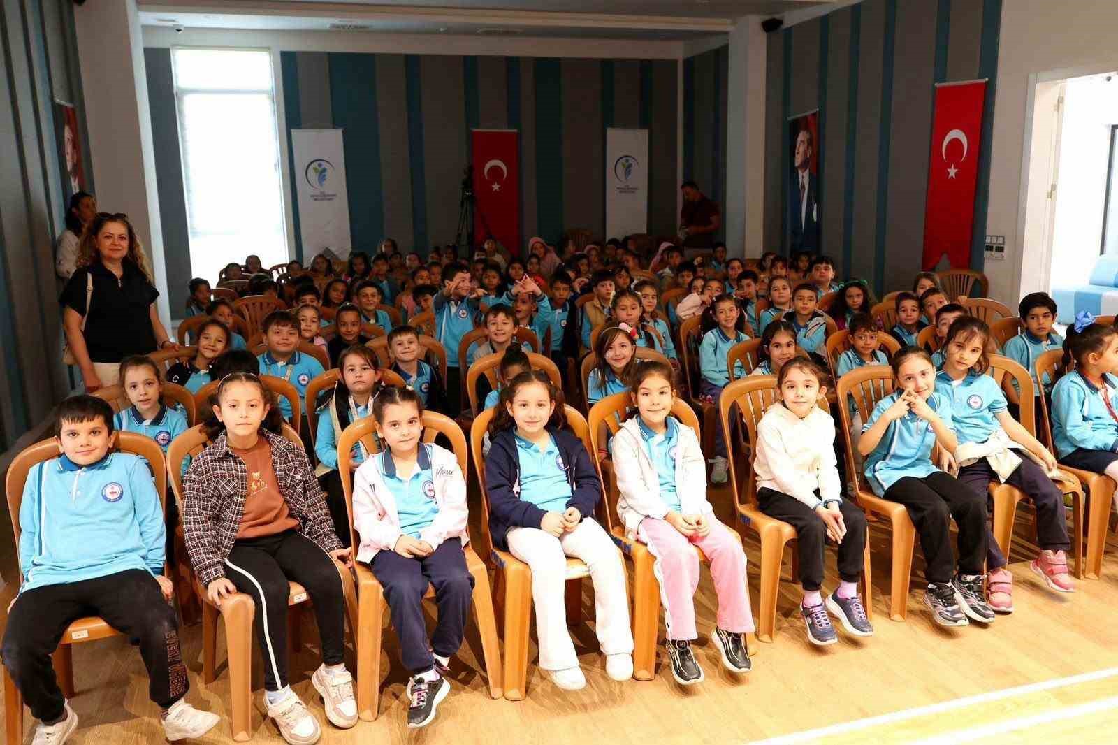 MERKEZEFENDİ KENT TİYATROSU, ÇOCUKLARA YÖNELİK OYUNLARINI SAHNELEMEYE DEVAM EDİYOR. KENT TİYATROSU'NUN ‘RONİ'NİN ZAMANI' ADLI KUKLA GÖSTERİSİ, YÜZÜNCÜ YIL GENÇLİK VE YAŞAM MERKEZİ'NDE ÇOCUKLARLA BULUŞTU.