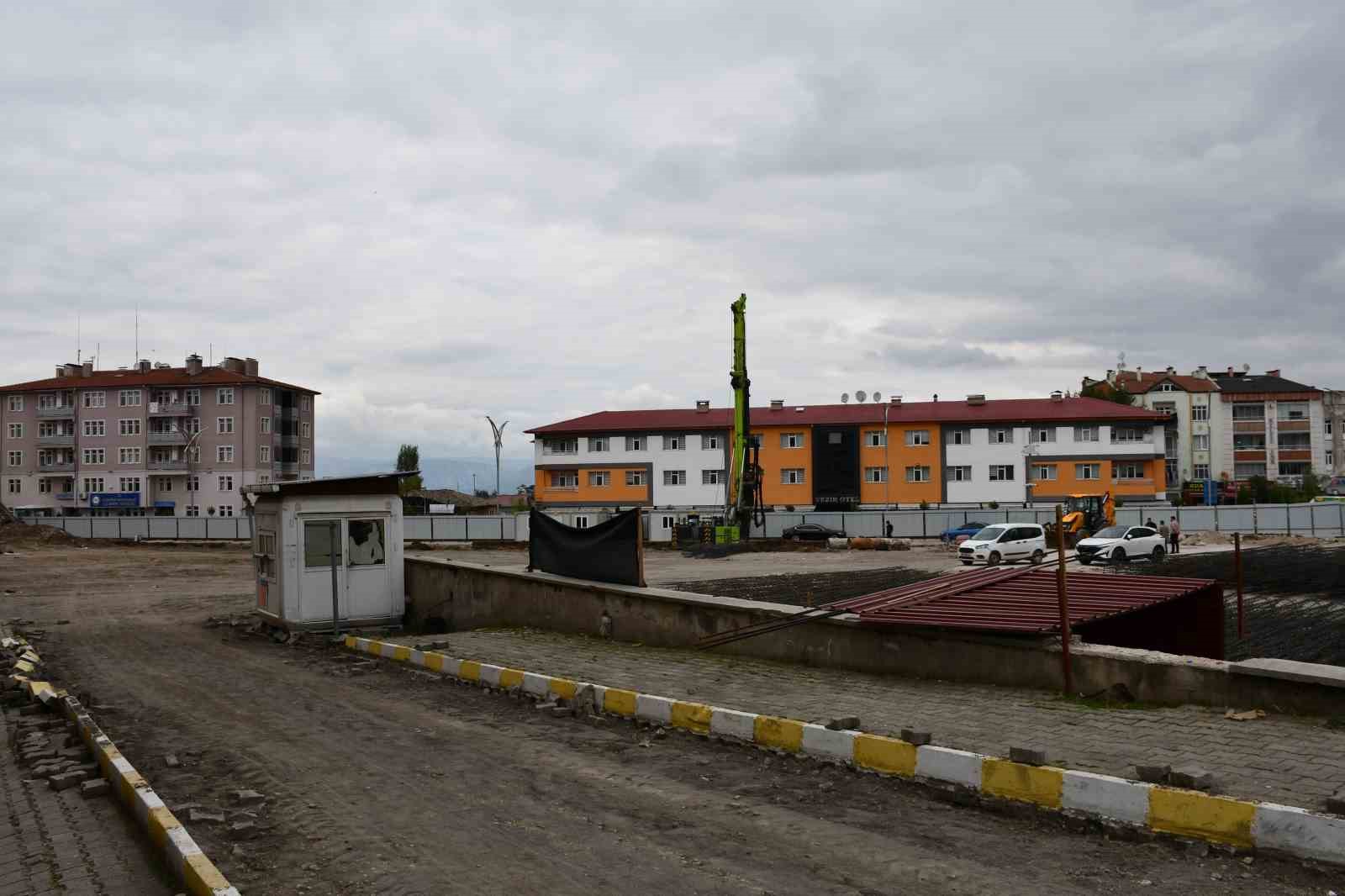 VEZİRKÖPRÜ’DE MEYDAN VE OTOPARK PROJESİ’NDE FİİLİ ÇALIŞMALAR BAŞLADI. İLÇE MERKEZİNDEKİ OTOPARK SORUNUNA ÇÖZÜM GETİRMESİ VE İLÇE MERKEZİNE MODERN BİR GÖRÜNÜM KAZANDIRMASI HEDEFLENEN PROJEDE İLK KAZMA VURULDU.