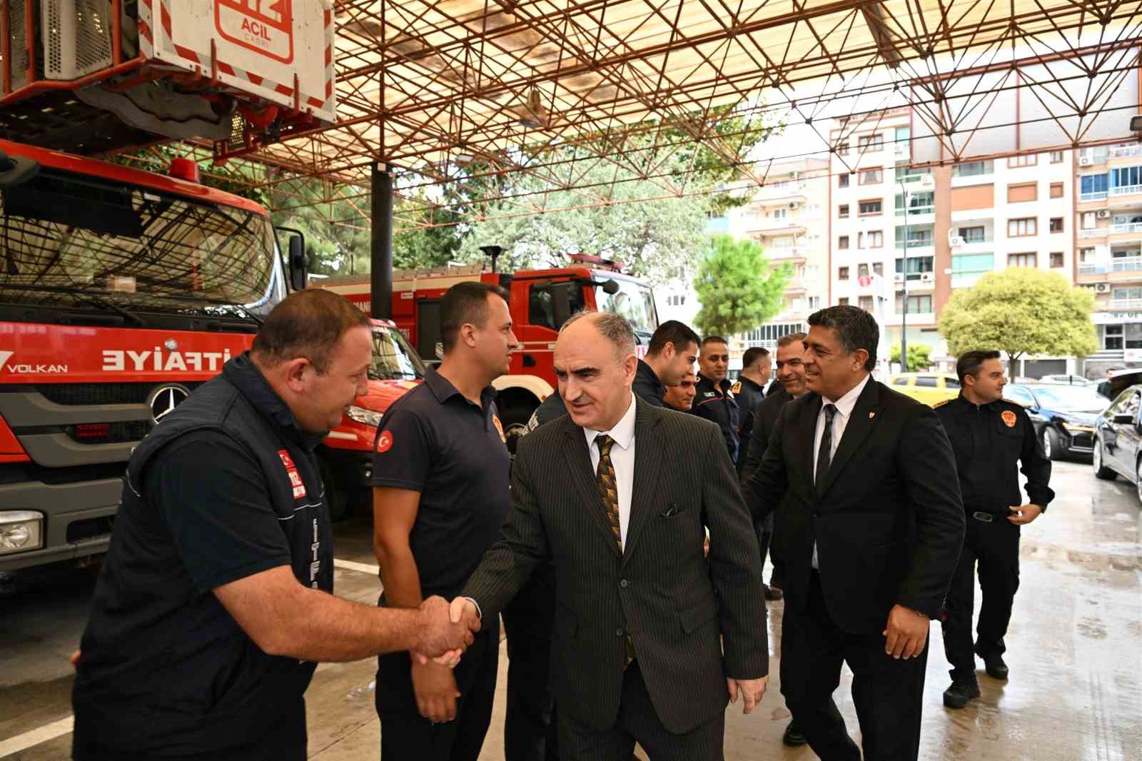 MANİSA VALİSİ VAHDETTİN ÖZKAN, İTFAİYE HAFTASI DOLAYISIYLA MANİSA BÜYÜKŞEHİR BELEDİYESİ İTFAİYE DAİRESİ BAŞKANLIĞINI ZİYARET EDEREK İTFAİYE PERSONELİYLE BİR ARAYA GELDİ. ÖZKAN, 1 HAZİRAN-21 EYLÜL TARİHLERİ ARASINDA MANİSA'DA MEYDANA GELEN 360 YANGININ YÜZDE 80'İNİN ERKEN MÜDAHALEYLE BÜYÜMEDEN SÖNDÜRÜLDÜĞÜNÜ BELİRTEREK, İTFAİYE EKİPLERİNE ÖZVERİLİ ÇALIŞMALARINDAN DOLAYI TEŞEKKÜR ETTİ.