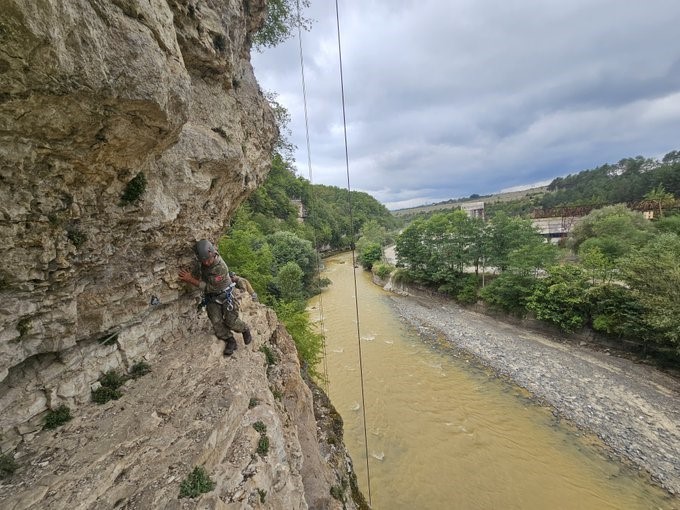 GÜRCİSTAN SİLAHLI KUVVETLERİ ASKERÎ DAĞCILIK OKULUNDA İCRA EDİLEN YAZ TEMEL DAĞCILIK KURSU’NA, DAĞ KOMANDO OKULU VE EĞİTİM MERKEZİ KOMUTANLIĞINDAN 9 SUBAY VE 1 ASTSUBAY KATILDI.
