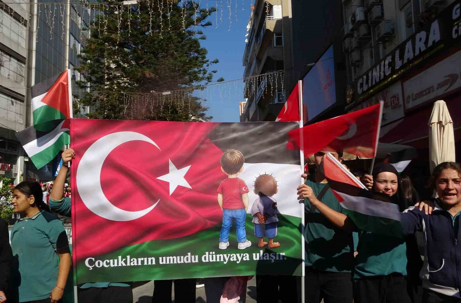 ANTALYA'DA, İSRAİL'İN GAZZE'YE YÖNELİK SALDIRILARININ ÜÇÜNCÜ YIL DÖNÜMÜNDE FİLİSTİN'E DESTEK AMACIYLA YÜRÜYÜŞ DÜZENLENDİ. 26 İMAM HATİP OKULUNDAN YAKLAŞIK 4 BİN GÖNÜLLÜ İMAM HATİP ÖĞRENCİSİ KATILDI