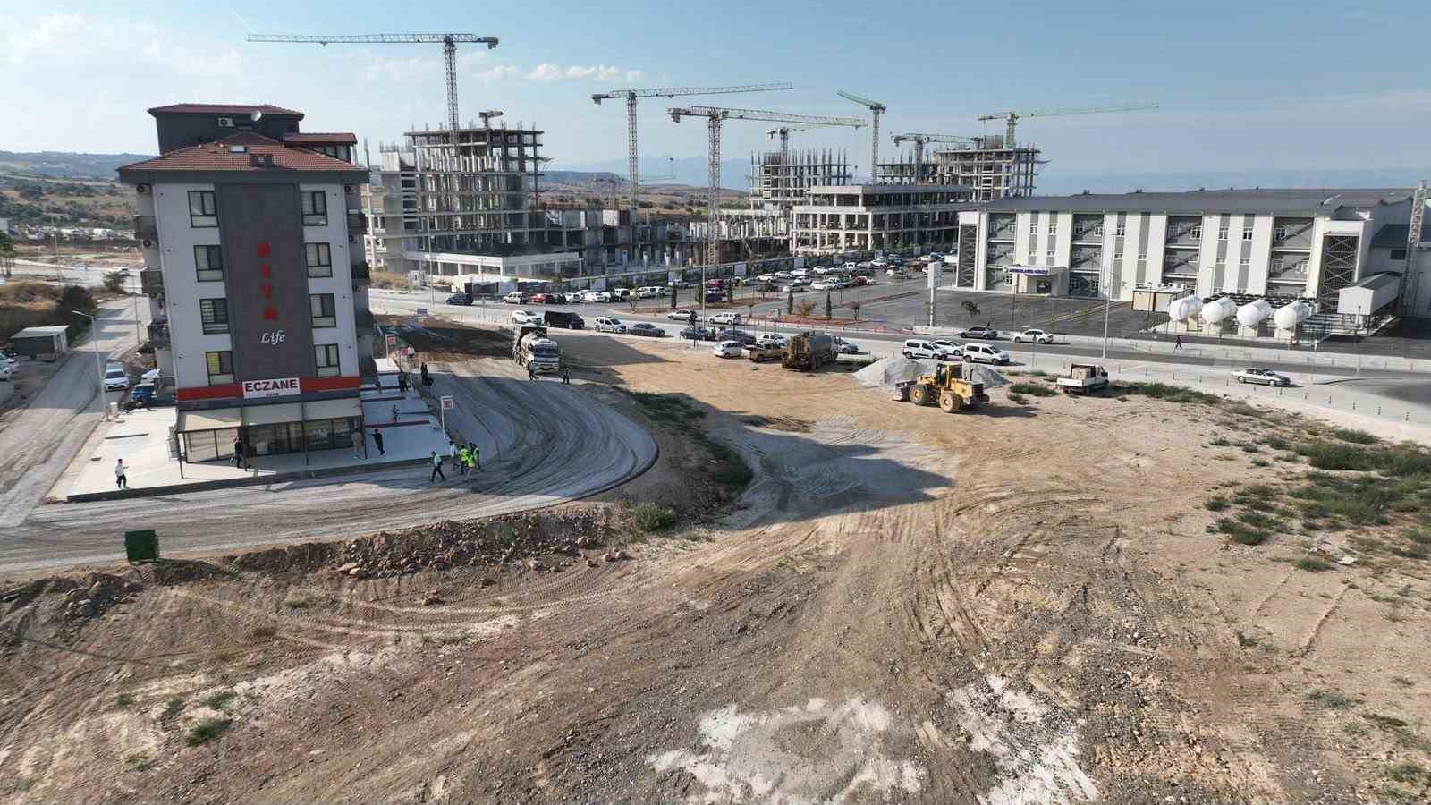 MERKEZEFENDİ BELEDİYESİ, İLÇE GENELİNDE ULAŞIM GÜVENLİĞİNİ VE KONFORUNU ARTIRMAK AMACIYLA YOL ÇALIŞMALARINI SÜRDÜRÜYOR. MERKEZEFENDİ BELEDİYE BAŞKANI ŞENİZ DOĞAN, KARAHASANLI MAHALLESİ’NDE YÜRÜTÜLEN ÇALIŞMALARI YERİNDE İNCELEYEREK EKİPLERDEN BİLGİ ALDI, MAHALLE ESNAFINI ZİYARET ETTİ.