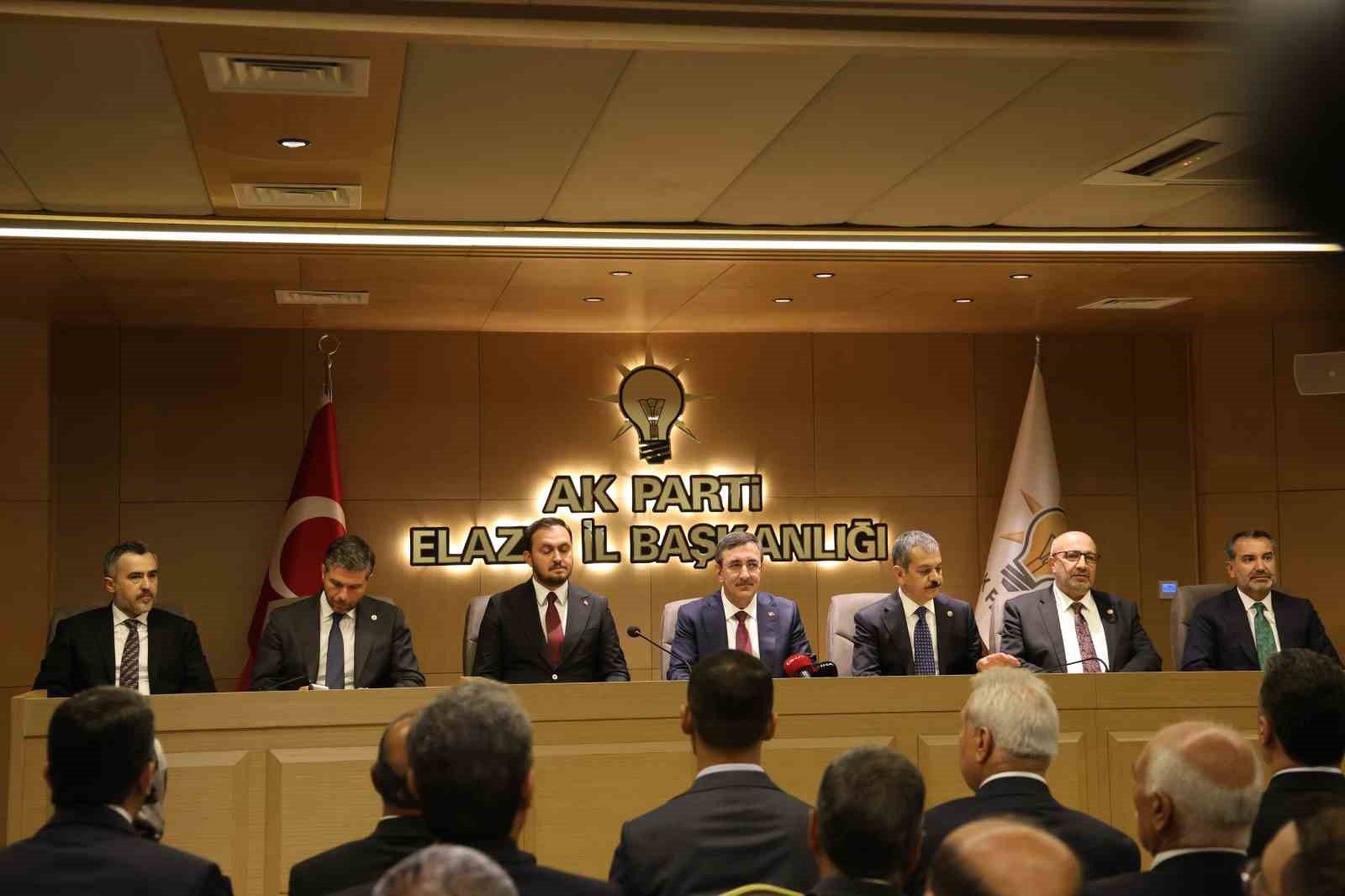 CUMHURBAŞKANI YARDIMCISI CEVDET YILMAZ, AK PARTİ ELAZIĞ İL BAŞKANLIĞINDA DÜZENLENEN TEŞKİLAT BULUŞMASINDA PARTİLİLERE HİTAP ETTİ.