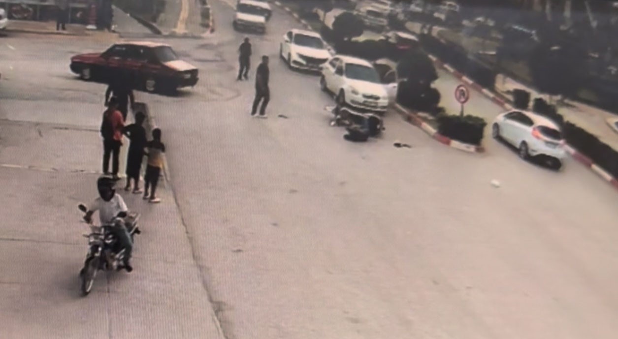 OSMANİYE'NİN KADİRLİ İLÇESİNDE KAVŞAKTA DÖNÜŞ YAPAN OTOMOBİLE MOTOSİKLETİN YANDAN ÇARPMASI SONUCU MOTOSİKLET SÜRÜCÜSÜ YARALANDI. KAZA ANI BİR İŞ YERİNİN GÜVENLİK KAMERASINA YANSIDI.