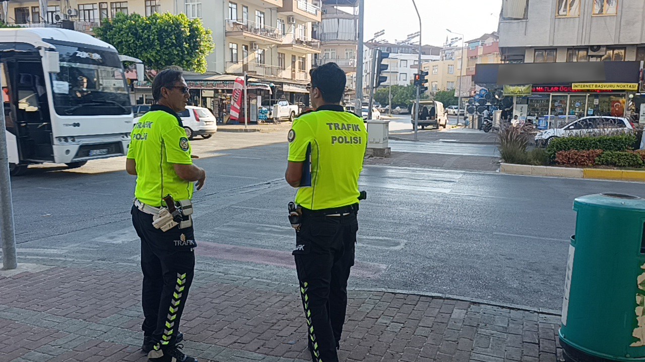 ANTALYA’NIN MANAVGAT İLÇESİNDE SEYİR HALİNDEKİ OTOMOBİL, YAYALARA KIRMIZI IŞIK YANDIĞI SIRADA YAYA GEÇİDİNDEN ANİDEN YOLA FIRLAYAN KADINA ÇARPTI. GÜVENLİK KAMERASINA SANİYE SANİYESİNE YANSIYAN KAZADA, OTOMOBİLİN ÇARPMASIYLA SAVRULAN YAYA HAVAYA FIRLADI.