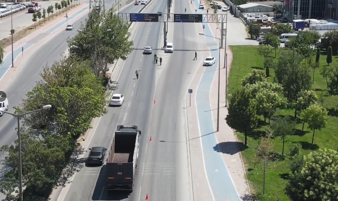 KONYA’DA NARKOTİK EKİPLERİNİN DÜZENLEDİĞİ OPERASYONDA BİR ARAÇTA 124 BİN 376 ADET SENTETİK ECZA HAPI ELE GEÇİRİLDİ.