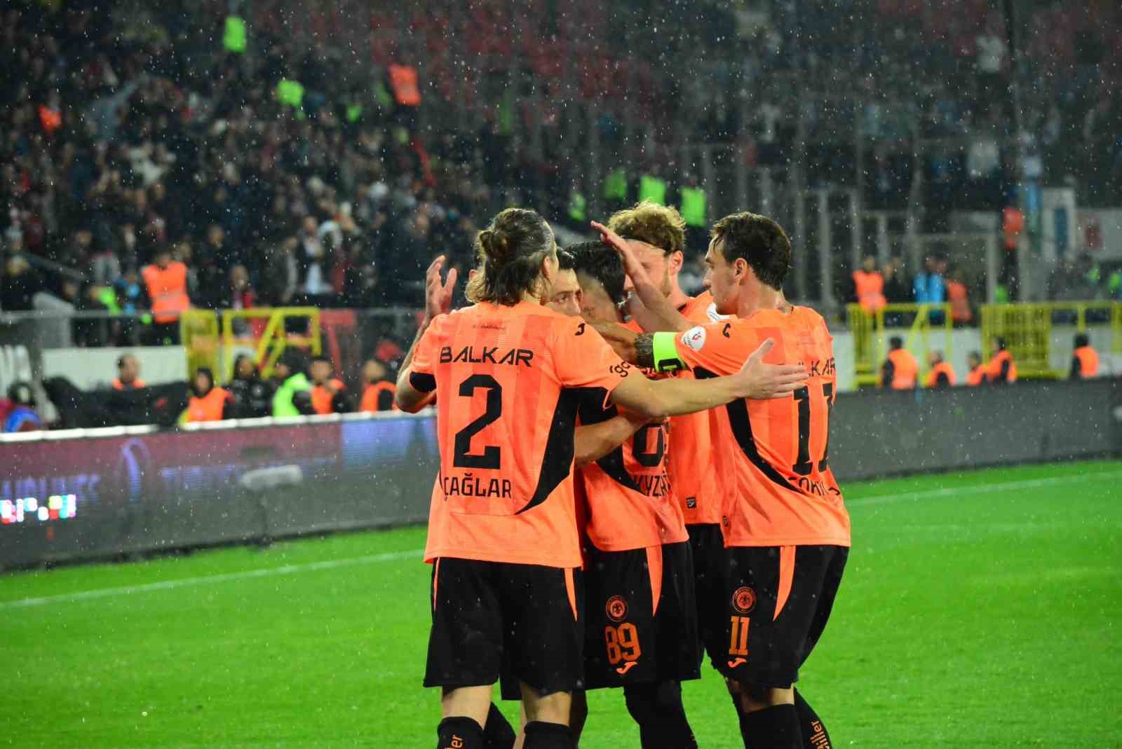 ÇORUM FK, TRENDYOL SÜPER LİG’İN 8. HAFTASINDA ÇAYKUR RİZESPOR’U KONUK EDİYOR. MÜSABAKANIN İLK YARISI 1-1'LİK BERABERLİKLE TAMAMLANDI.