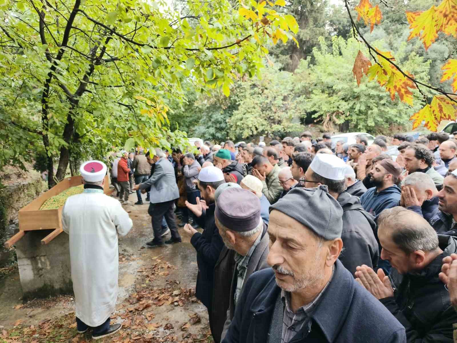 AYDIN’IN KÖŞK İLÇESİNDEKİ KALDIĞI ÖĞRENCİ YURDUNDA KALP KRİZİ GEÇİREREK HAYATINI KAYBEDEN 11 YAŞINDAKİ HAMZA BAYDUR, GÖZYAŞLARI İÇİNDE TOPRAĞA VERİLDİ.
