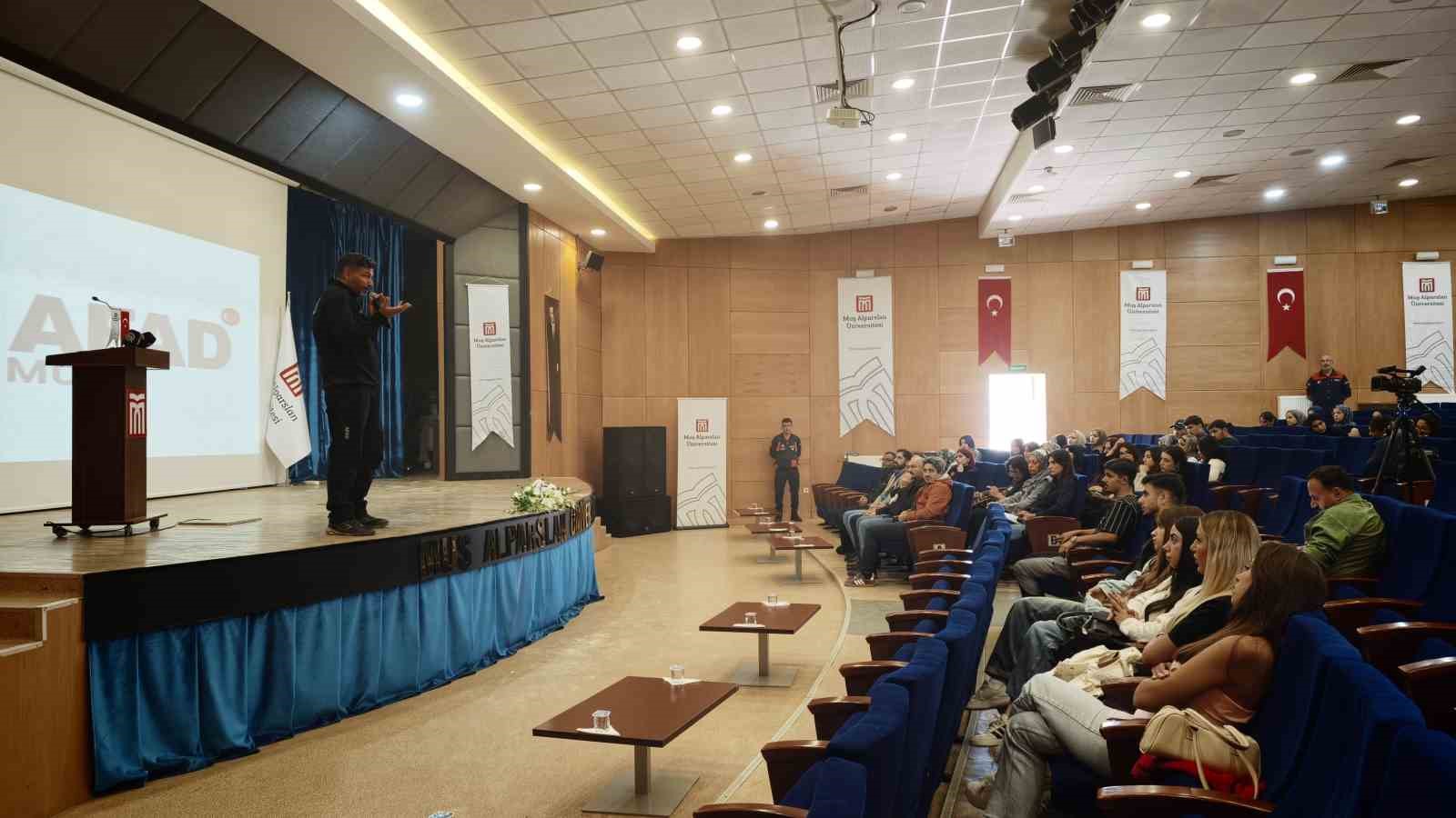 MUŞ’TA ÜNİVERSİTE ÖĞRENCİLERİNE YÖNELİK DÜZENLENEN UYGULAMALI AFET FARKINDALIK ETKİNLİĞİNDE, DEPREM SONRASI YAŞANABİLECEK DURUMLAR CANLANDIRILARAK DOĞRU DAVRANIŞ BİÇİMLERİ VE EKİP ÇALIŞMASININ ÖNEMİ ANLATILDI.