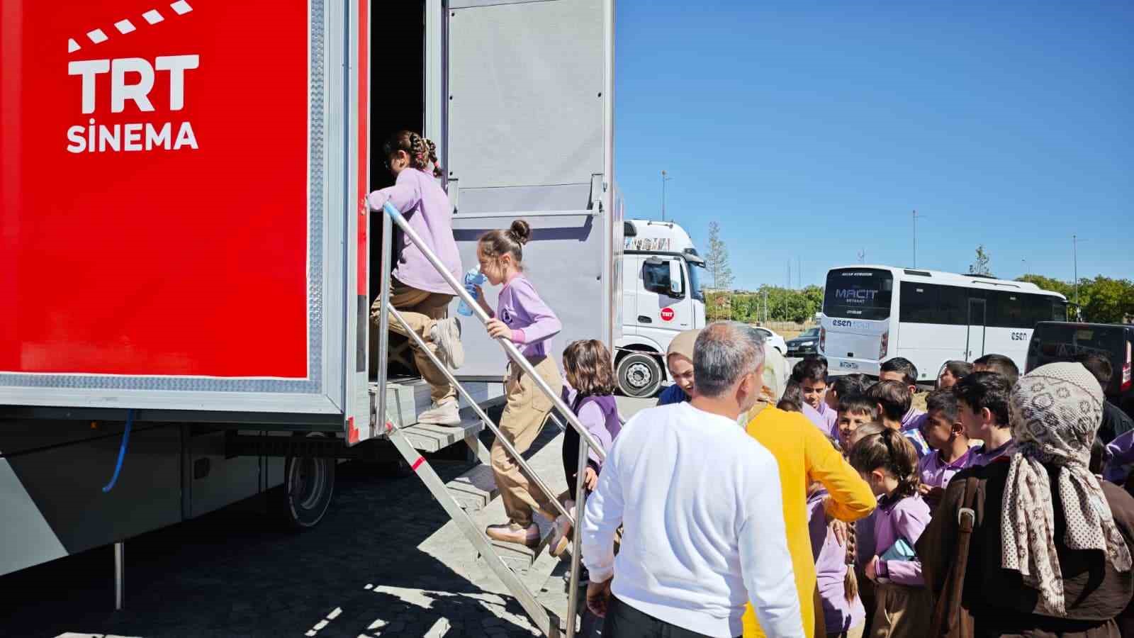 BİTLİS'İN AHLAT İLÇESİNDE ÇOCUKLAR, TRT SİNEMA TIRI İLE BEYAZ PERDE HEYECANI YAŞADI.