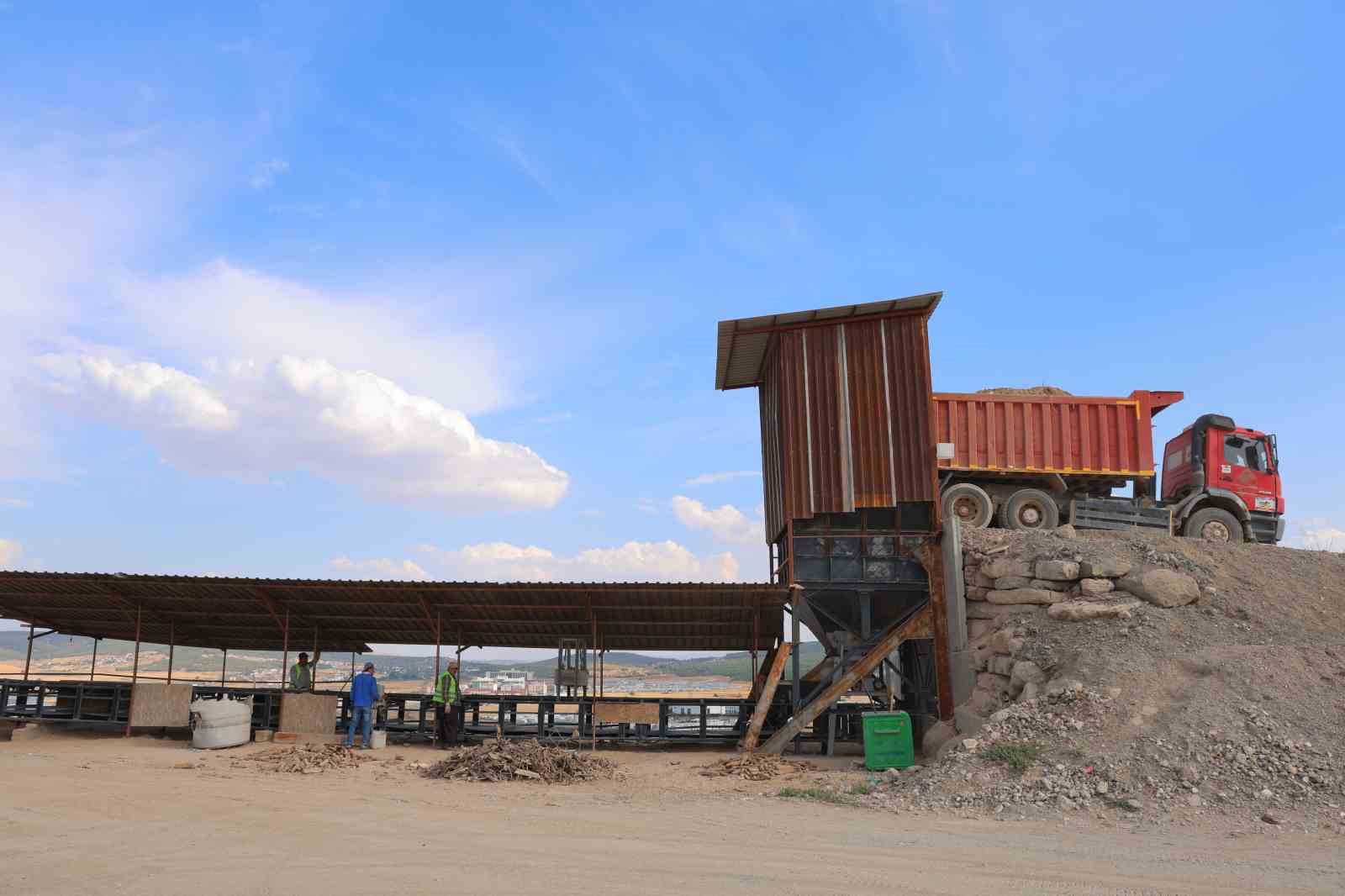 KAHRAMANMARAŞ’TA KARACASU ENKAZ VE YIKINTI ATIKLARI GERİ DÖNÜŞÜM TESİSİ’NDE YAKLAŞIK 750 BİN METREKÜP ENKAZIN BULUNDUĞU 40 BİN METREKARELİK SAHADA YAKLAŞIK 200 BİN METREKÜP ENKAZ AGREGAYA DÖNÜŞTÜRÜLEREK EKONOMİYE KAZANDIRILIRKEN, SAHANIN TAMAMEN TEMİZLENMESİNİN BİR BUÇUK, İKİ YIL İÇERİSİNDE TAMAMLANMASI ÖNGÖRÜLÜYOR.