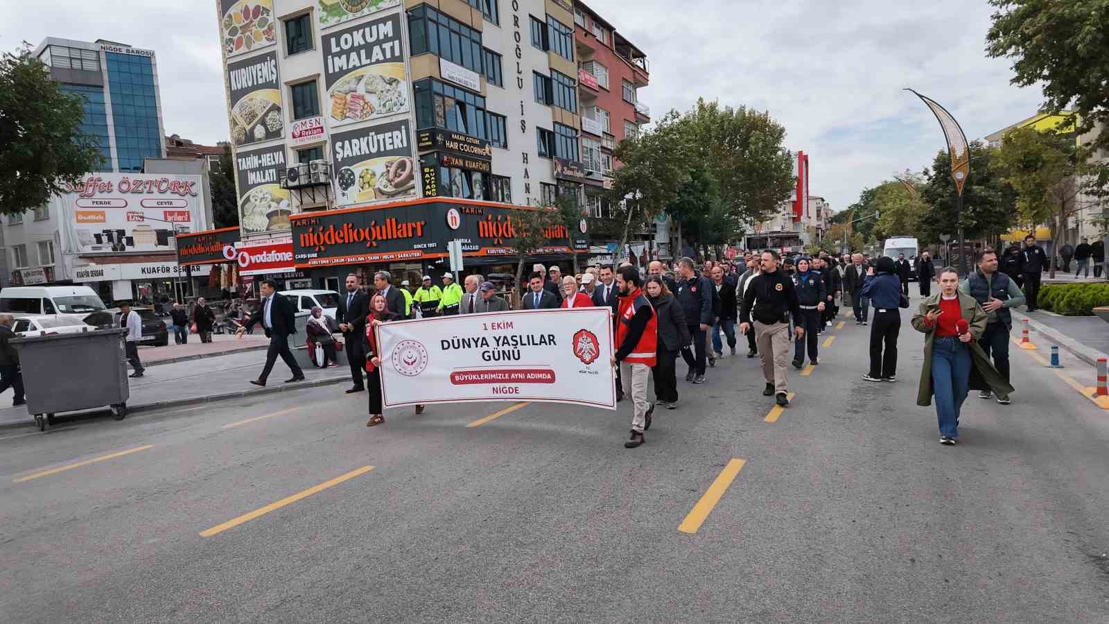 NİĞDE'DE 1 EKİM DÜNYA YAŞLILAR GÜNÜ DOLAYISIYLA YÜRÜYÜŞ DÜZENLENDİ.