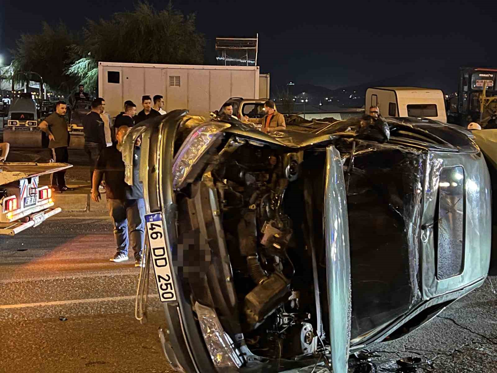 KAHRAMANMARAŞ'TA OTOMOBİLİN TAKLA ATMASI SONUCU MEYDANA GELEN TRAFİK KAZASINDA 3 KİŞİ YARALANDI