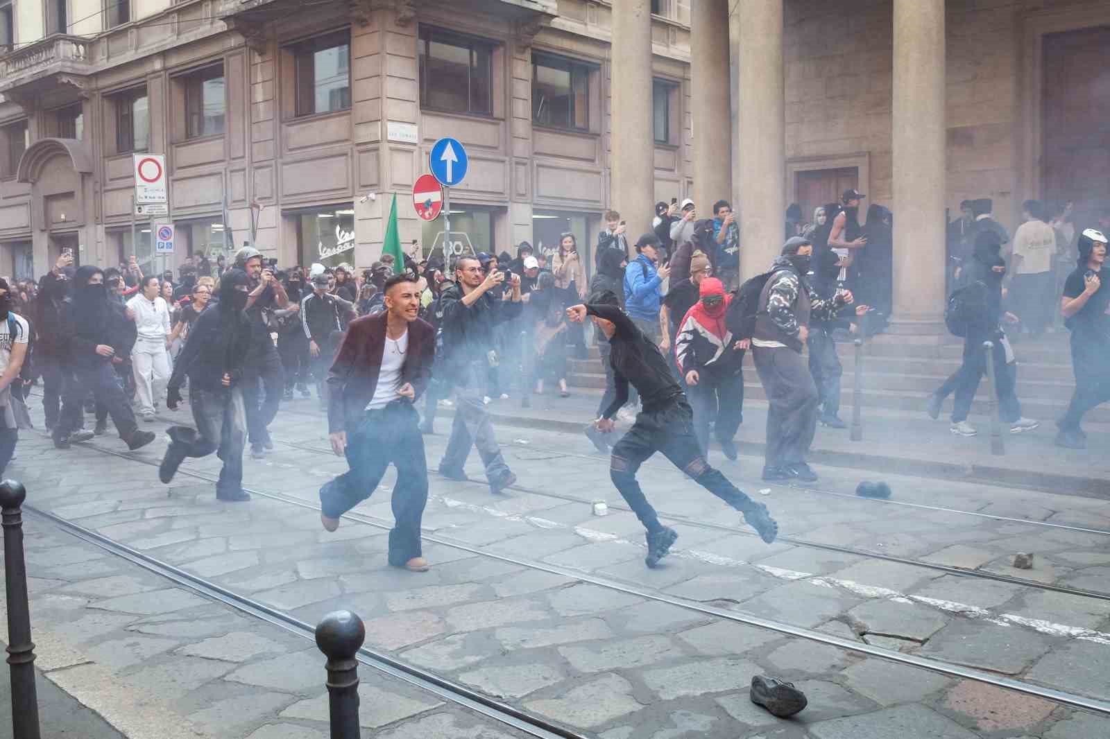 İTALYA’NIN MİLANO KENTİNDE HAYAT PAHALILIĞI VE BAŞBAKAN GİORGİA MELONİ HÜKÜMETİNE KARŞI DÜZENLENEN VE 5 BİNDEN FAZLA KİŞİNİN KATILDIĞI PROTESTO YÜRÜYÜŞÜNÜN ARDINDAN POLİSLE GÖSTERİCİLER ARASINDA ÇATIŞMA ÇIKARKEN, GÜVENLİK GÜÇLERİ TAŞ VE SERT CİSİMLER ATAN GRUPLARA GÖZ YAŞARTICI GAZLA MÜDAHALE ETTİ.