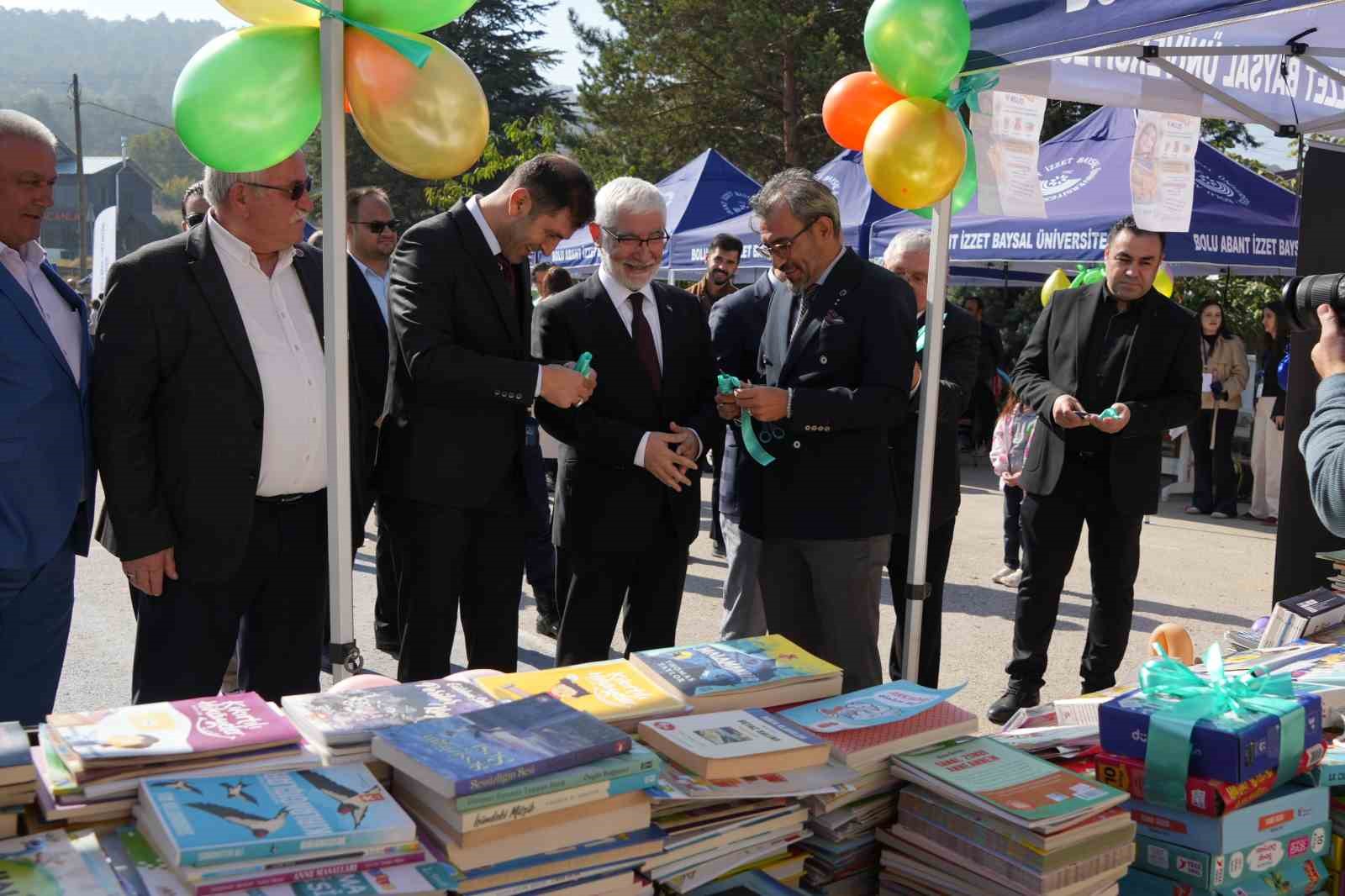 BOLU ABANT İZZET BAYSAL ÜNİVERSİTESİ’NDE (BAİBÜ) HAZİRAN AYINDA DÜZENLENEN PERSONEL ETKİNLİĞİNDE KURULAN "İYİLİK STANDI"NDA TOPLANAN YAKLAŞIK BİN KİTAP VE 250 OYUNCAK, BOLU ÇİMENTO ÇAYDURT İLKOKULU ÖĞRENCİLERİNE DAĞITILDI.