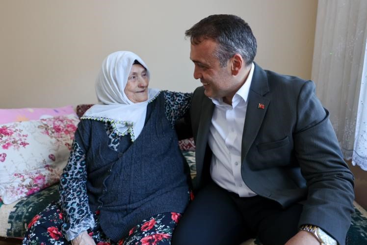 VALİ SÖZER, YAŞLI ÇİFTLE BİR ARAYA GELDİ
