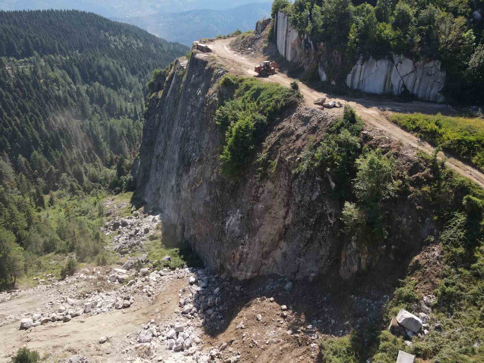 KASTAMONU İL ÖZEL İDARESİ EKİPLERİ, ESKİ MADEN OCAĞINDAN ALDIĞI KAYA VE TAŞLARLA SELDE ZARAR GÖREN KOY YOLLARINI ONARIYOR.