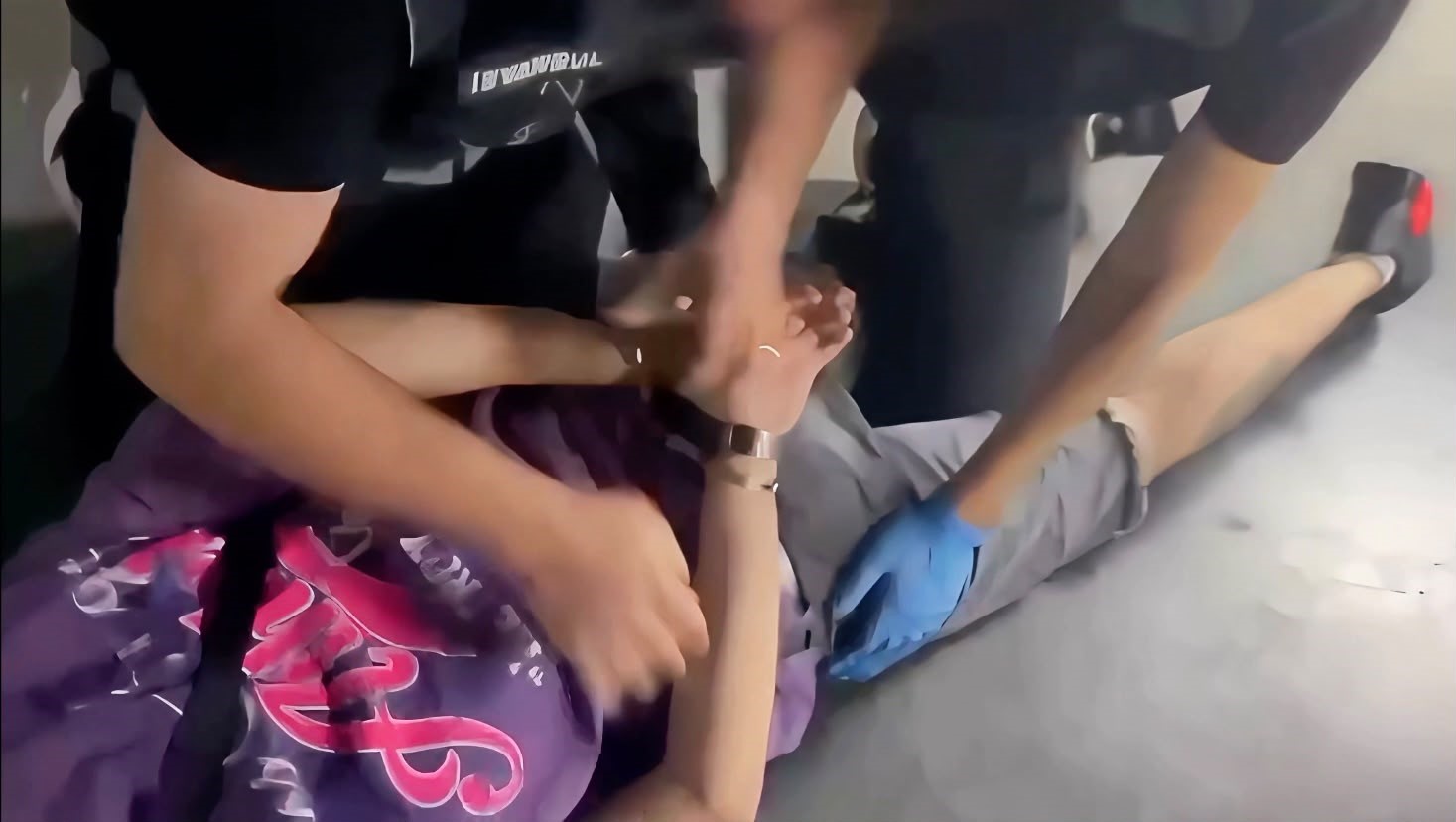 DENİZLİ’NİN DE ARALARINDA BULUNDUĞU 75 İLDE UYUŞTURUCU MADDE SATICILARINA YÖNELİK DÜZENLENEN OPERASYONLARDA 985 KİLO 777 GRAM UYUŞTURUCU MADDE İLE 1 MİLYON 537 BİN 667 UYUŞTURUCU HAP ELE GEÇİRİLDİ. OPERASYONLARDA YAKALANAN 1.297 ŞÜPHELİDEN 714’Ü TUTUKLANDI.
