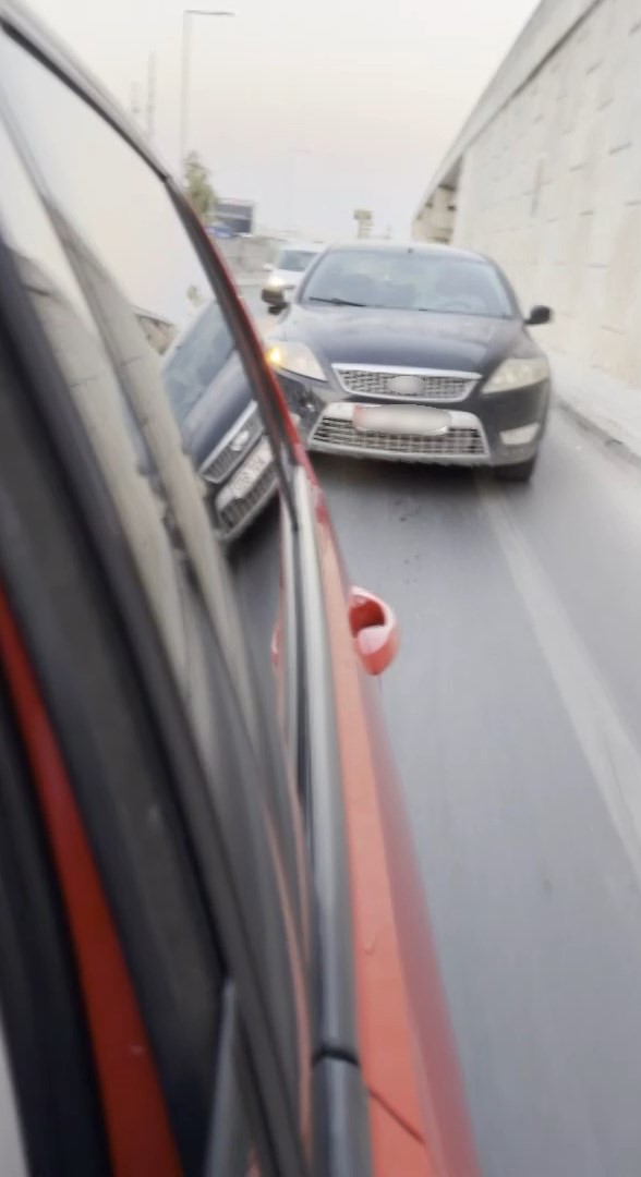 HATAY’DA TRAFİKTE YAŞANAN MADDİ HASARLI KAZA ESNASINDA KAZA ANINI KAYIT ALTINA ALAN VE OLAY YERİNDEN AYRILMAK İSTEYEN SÜRÜCÜNÜN ARACININ ÖNÜNE GEÇEREK EZİLMEYİ GÖZE ALAN SÜRÜCÜ, O ANLARI KAYIT ALTINA ALDI.