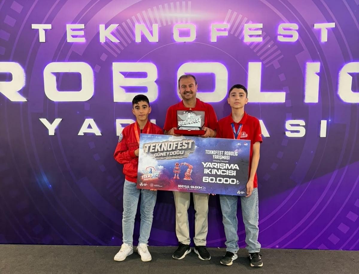SUSURLUK İMAM HATİP ORTAOKULU ÖĞRENCİLERİNDEN OLUŞAN SİHO TAKIMI, TEKNOFEST ROBOLİG YARIŞMASI ROBOTİK/OTONOM KATEGORİSİNDE TÜRKİYE İKİNCİLİĞİ ELDE ETTİ.