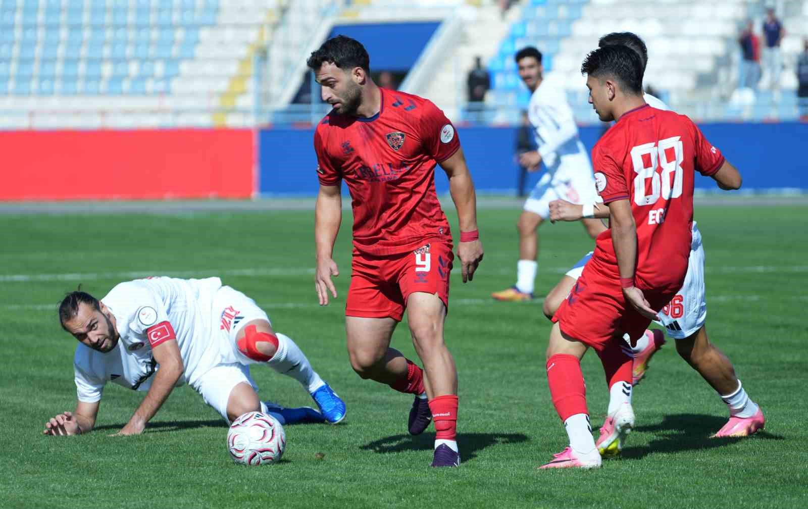 TFF 3. LİG 3. GRUP'TA MÜCADELE EDEN KIRIKKALE FK, SAHASINDA YENİ MERSİN İDMANYURDU'NU 3-0 MAĞLUP EDEREK SEZONUN İLK GALİBİYETİNİ ALDI.