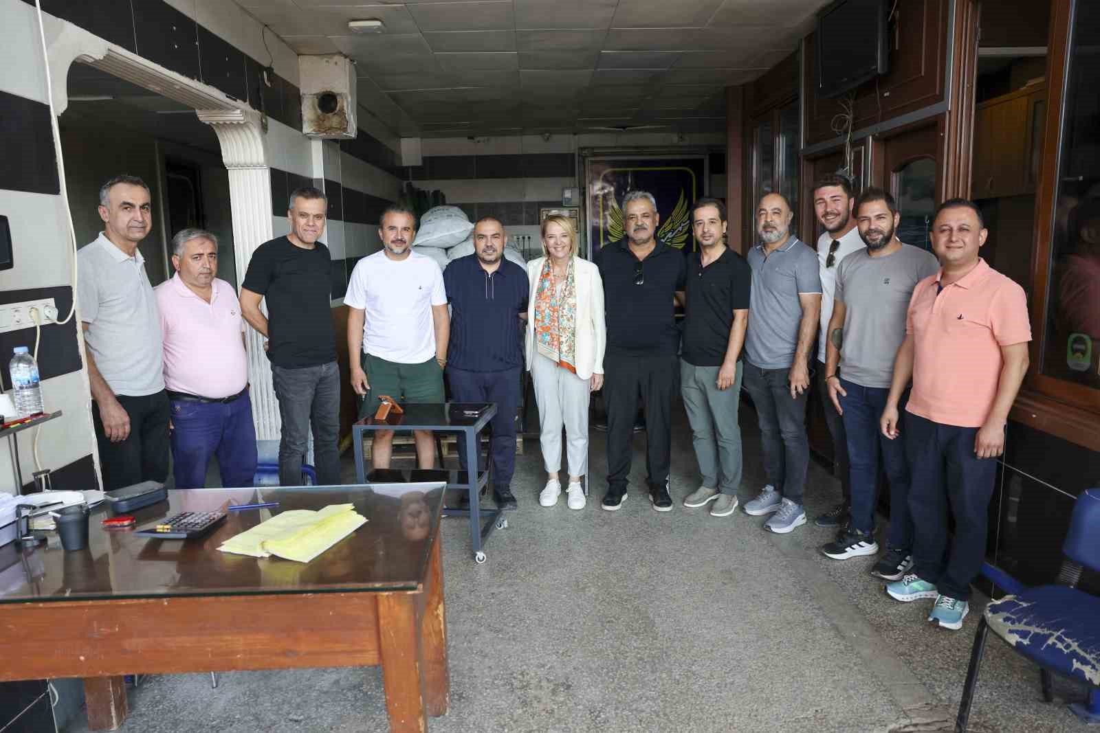 ATSO BAŞKAN ADAYI HATİCE ÖZ, SEÇİM ÇALIŞMALARI KAPSAMINDA ANTALYA TOPTANCI HALİ'Nİ ZİYARET ETTİ.