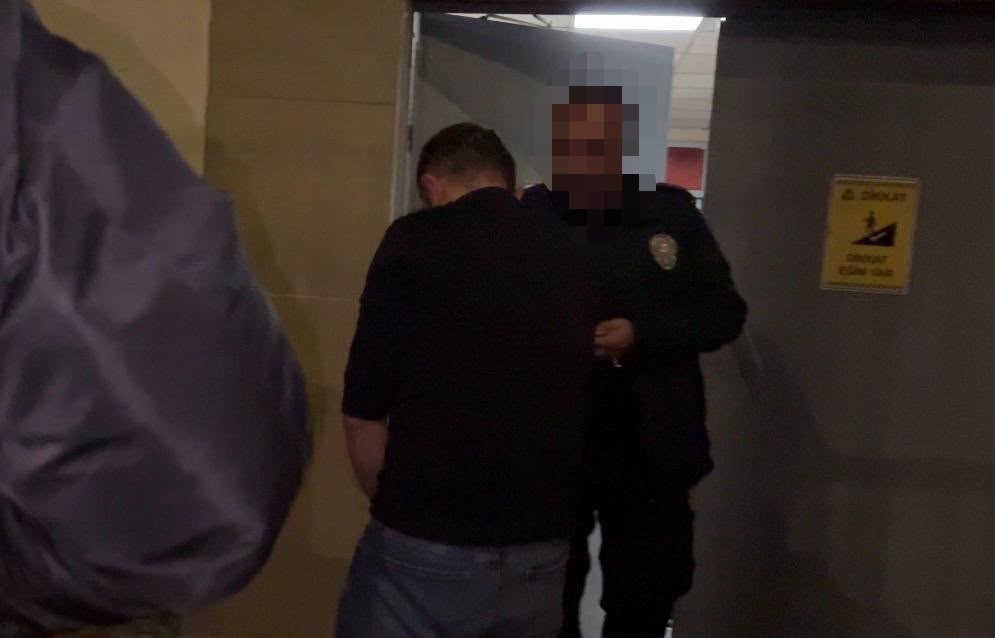 KAYSERİ’DE POLİS EKİPLERİ TARAFINDAN ‘DUR’ İHTARINA UYMAYAN VE KOVALAMACA SONUCU YAKALANAN SÜRÜCÜNÜN BAŞKA ARACA AİT PLAKAYLA TRAFİĞE ÇIKTIĞI BELİRLENDİ. GÖZALTINA ALINAN SÜRÜCÜYE TRAFİĞİN İLGİLİ MADDELERİNDEN TOPLAMDA 496 BİN TL İDARİ PARA CEZASI YAZILDI.