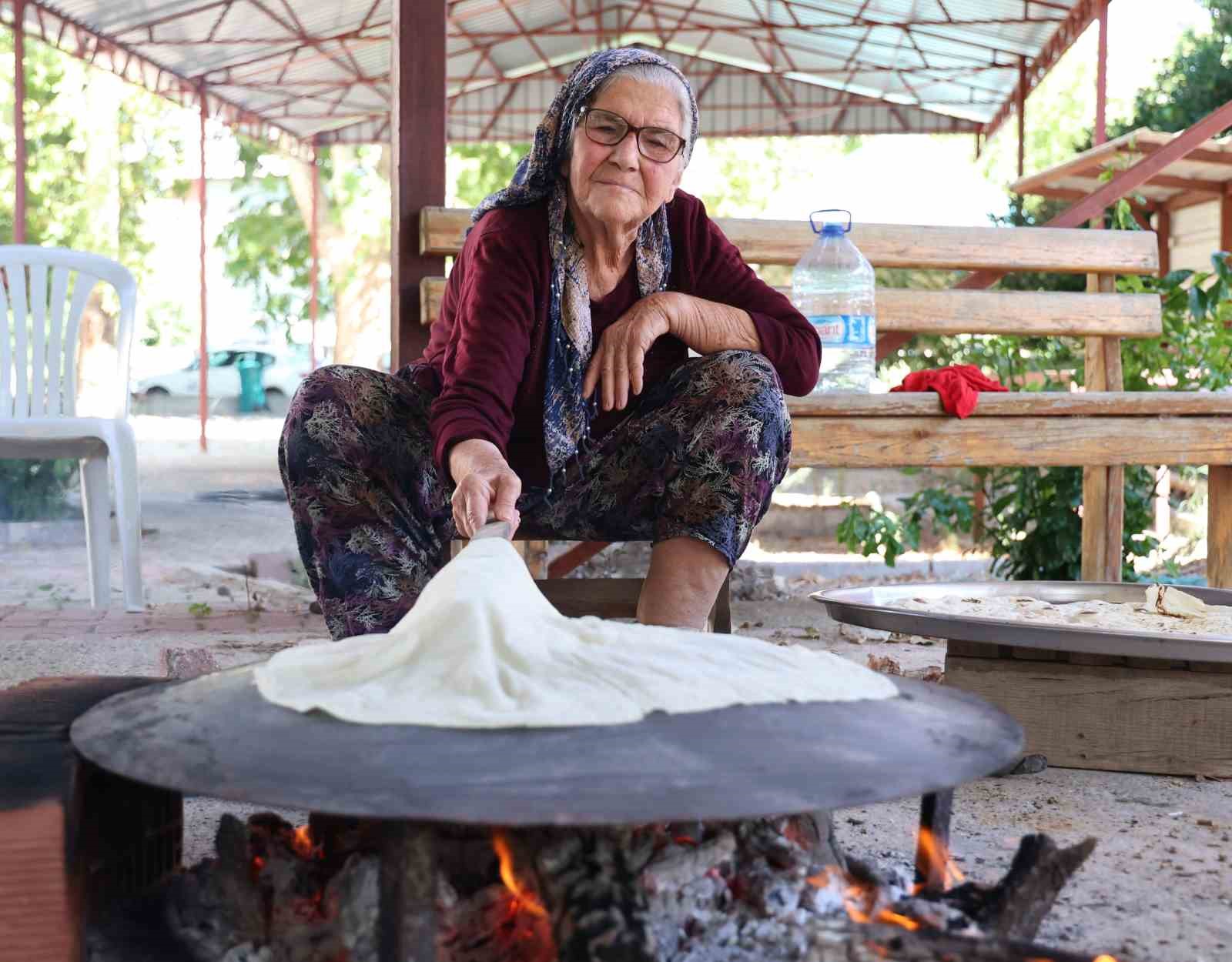 BAŞKAN VEKİLİ BÜŞRA ÖZDEMİR'İN SOSYAL MEDYA PAYLAŞIMLARINDA KADINLARLA BİRLİKTE YUFKA AÇTIĞI PAYLAŞIMI GÖREN AKSU KARAÖZ MAHALLESİ'NDE YAŞAYAN GÜLAY TOKMAK İSİMLİ VATANDAŞ, PAYLAŞIMIN ALTINA YORUM YAZARAK TALEPTE BULUNDU. BAŞKAN VEKİLİ BÜŞRA ÖZDEMİR DE BU TALEBE KAYITSIZ KALMAYARAK KARAÖZ MAHALLESİ'NE HAMUR YOĞURMA MAKİNESİ DESTEĞİ SAĞLADI.
