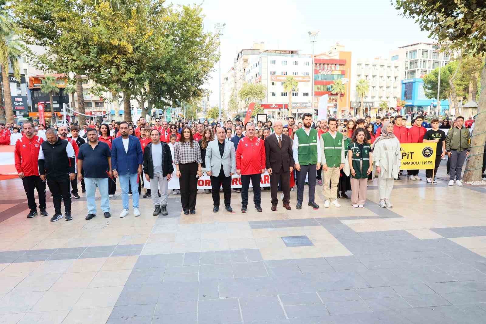 05-11 EKİM 2026 TARİHLERİNDE KUTLANAN AMATÖR SPOR HAFTASI ETKİNLİKLERİ KAPSAMINDA, SPORCU GRUPLARI VE PROTOKOLÜN KATILIMIYLA KORTEJ YÜRÜYÜŞÜ GERÇEKLEŞTİ. YÜRÜYÜŞÜN ARDINDAN 15 TEMMUZ DELİKLİÇINAR ŞEHİTLER MEYDANINA KURULAN ALANDA, SPORCU GRUPLARI GÖSTERİLERİNİ SUNDU.