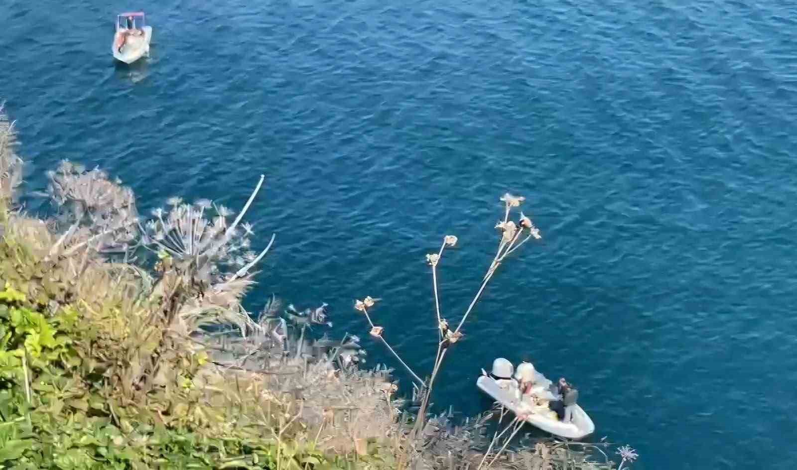 BARTIN'IN AMASRA İLÇESİNDE BALIK AVLARKEN KAYBOLAN 43 YAŞINDAKİ MADENCİ İLKER MIZRAP'A AİT TEKNENİN GÖRÜLDÜĞÜ İHBARI ÜZERİNE BOTLAR VE SU ALTI DALGIÇLARI HAREKETE GEÇTİ. EKİPLERİN İHBAR EDİLEN BÖLGEDE YAPTIĞI ARAMA DA TEKNEYE RASTLANILMADI.