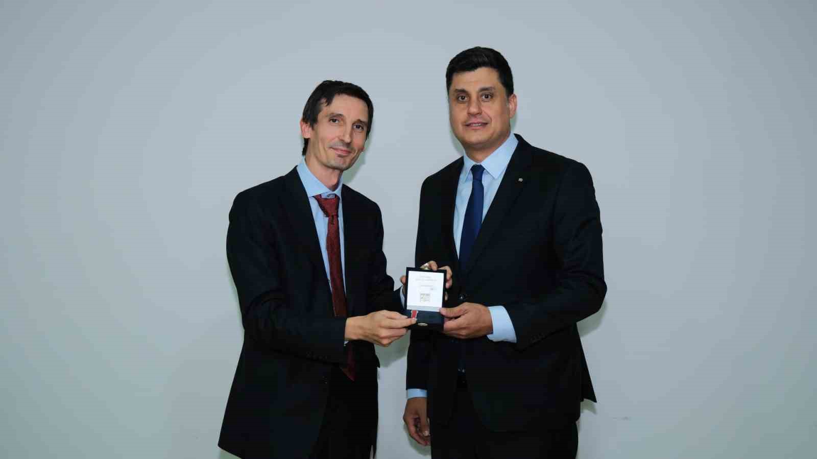 AYDIN SANAYİ ODASI (AYSO) BAŞKANI VE BAŞKAN ADAYI GÖKHAN MARAŞ’A, AYDIN BAŞTA OLMAK ÜZERE EGE BÖLGESİ’NİN, İTALYA İLE TİCARET HACMİNİN GELİŞMESİNE SAĞLADIĞI KATKILARDAN DOLAYI ‘İTALYA YILDIZ ŞÖVALYESİ DEVLET NİŞANI’ TAKDİM EDİLDİ.