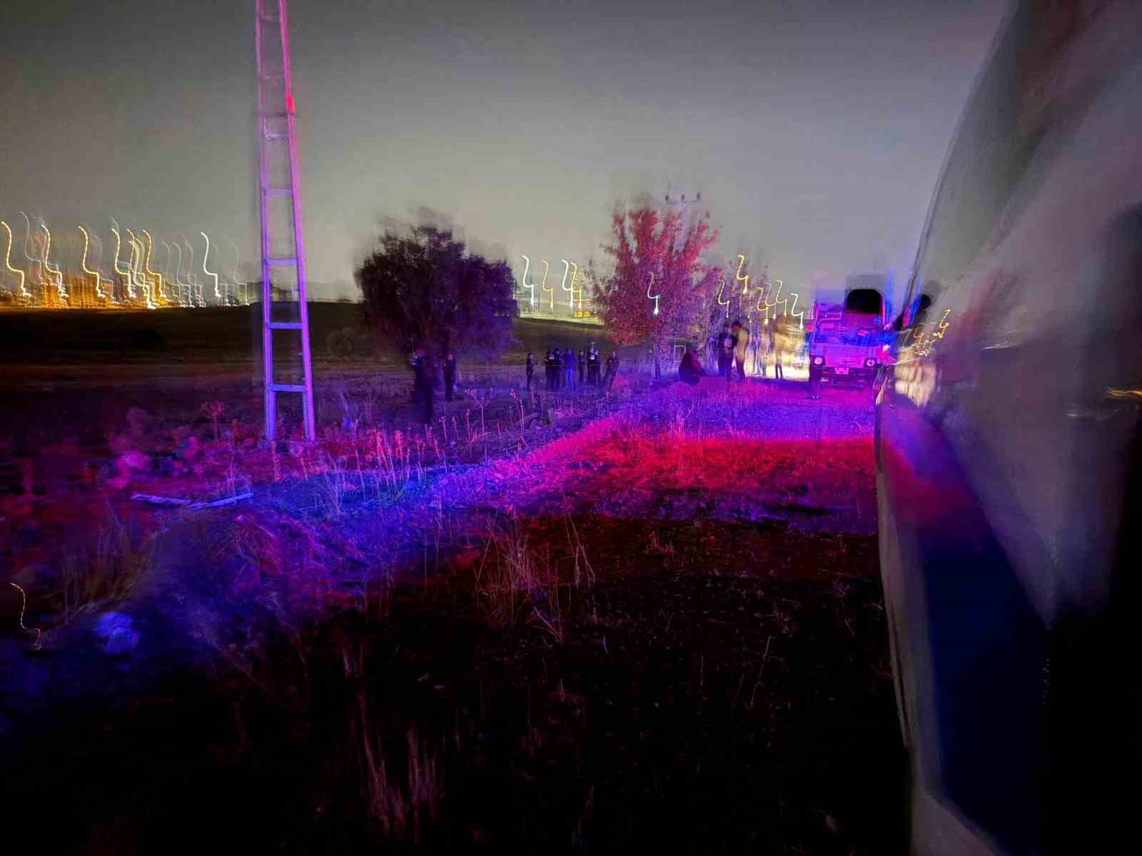KAYSERİ’NİN MELİKGAZİ İLÇESİNDE 35 YAŞINDAKİ ŞAHIS BOŞ ARAZİDE AĞACA ASILI HALDE ÖLÜ BULUNDU.