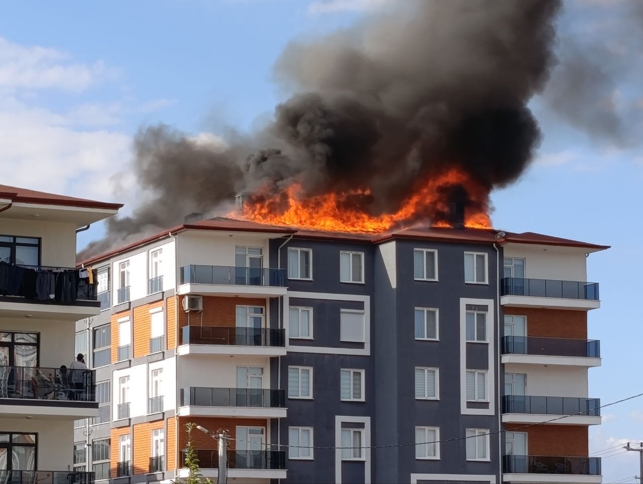 KONYA’NIN BEYŞEHİR İLÇESİNDE EYLÜL AYININ SONUNDA YAŞANAN VE ÇATIDA ÇALIŞAN BİR USTANIN ALEVLERİN ARASINDA MAHSUR KALDIĞI YANGININ ARDINDAN, APARTMAN SAKİNLERİ MAĞDURİYET YAŞIYOR.