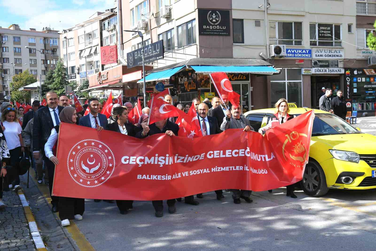 BALIKESİR'DE 1 EKİM DÜNYA YAŞLILAR GÜNÜ DOLAYISIYLA YÜRÜYÜŞ DÜZENLENDİ