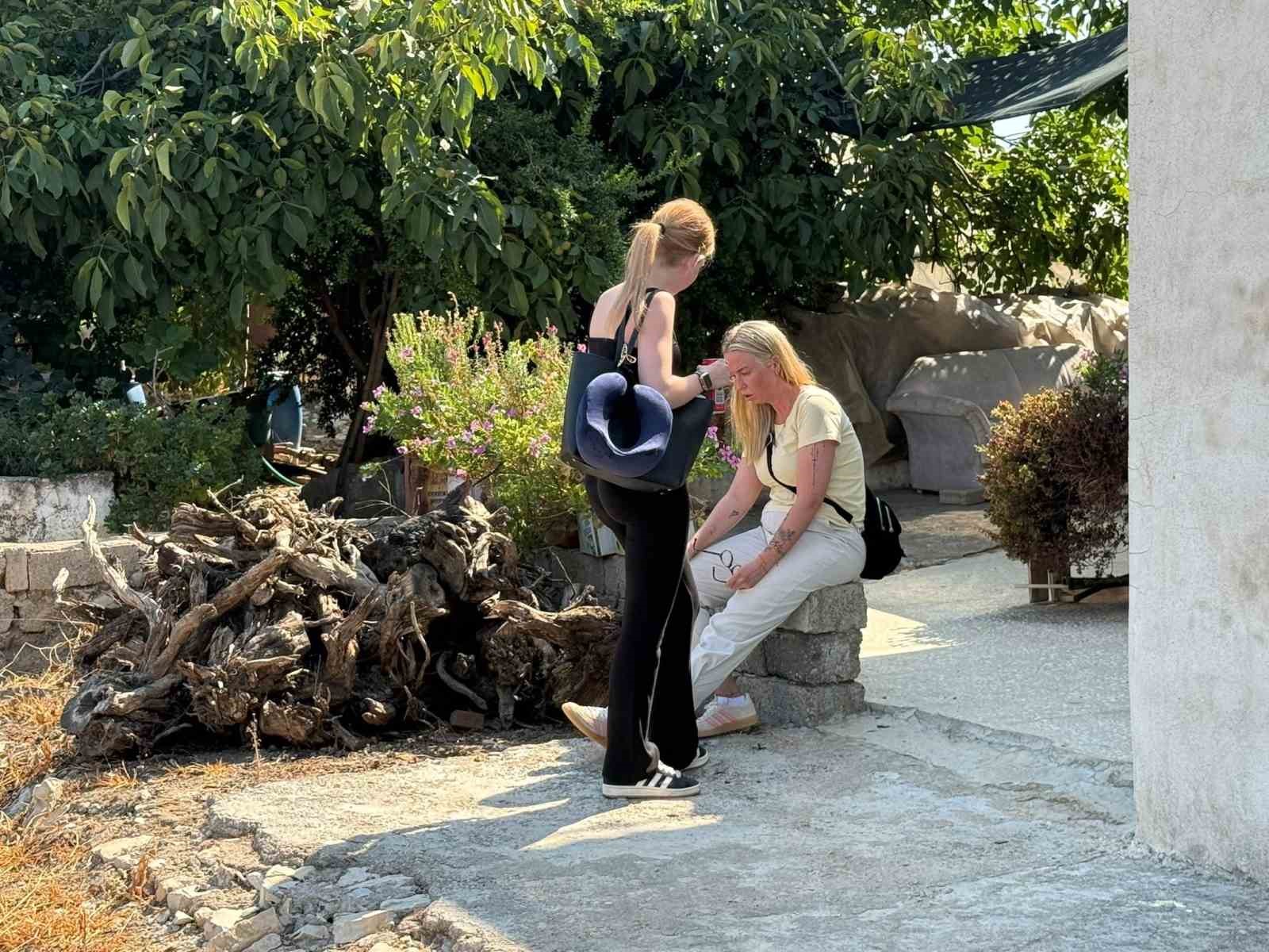 ANTALYA’NIN SERİK İLÇESİNDE VİP MİNİBÜS İLE KAMYONETİN ÇARPIŞMASI SONUCU MEYDANA GELEN TRAFİK KAZASINDA KAMYONET SÜRÜCÜSÜ YARALANDI. ARAÇTA BULUNAN 5 KİŞİLİK TURİST AİLE İSE KAZADAN YARA ALMADAN KURTULDU.