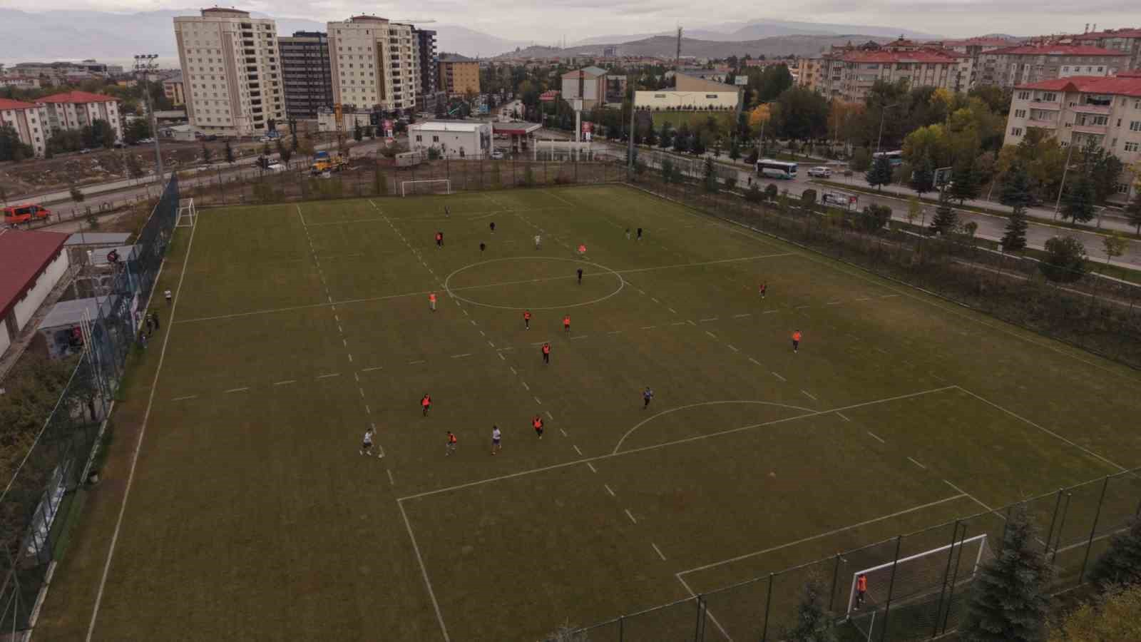 ERZURUM, ULUSLARARASI ANLAMLI BİR SPOR ETKİNLİĞİNE EV SAHİPLİĞİ YAPTI. EURODESK TÜRKİYE TEMAS NOKTASI VE ERZURUM BÜYÜKŞEHİR BELEDİYESİ ORTAKLIĞIYLA DÜZENLENEN DOSTLUK MAÇINDA TÜRKİYE KARMASI İLE AVRUPA KARMASI KARŞI KARŞIYA GELDİ. YEŞİL SAHADA KIYASIYA MÜCADELEYE SAHNE OLAN MÜSABAKA 2-2’LİK BERABERLİKLE SONUÇLANDI.