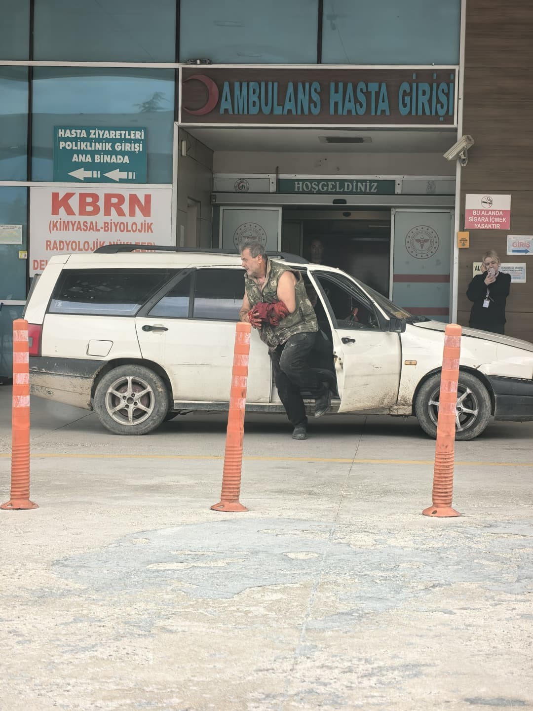 BURSA’NIN İNEGÖL İLÇESİNDE ODUN KESİMİ SIRASINDA MOTORLU TESTEREYE ELİNİ KAPTIRAN 61 YAŞINDAKİ ADAM YARALANDI.