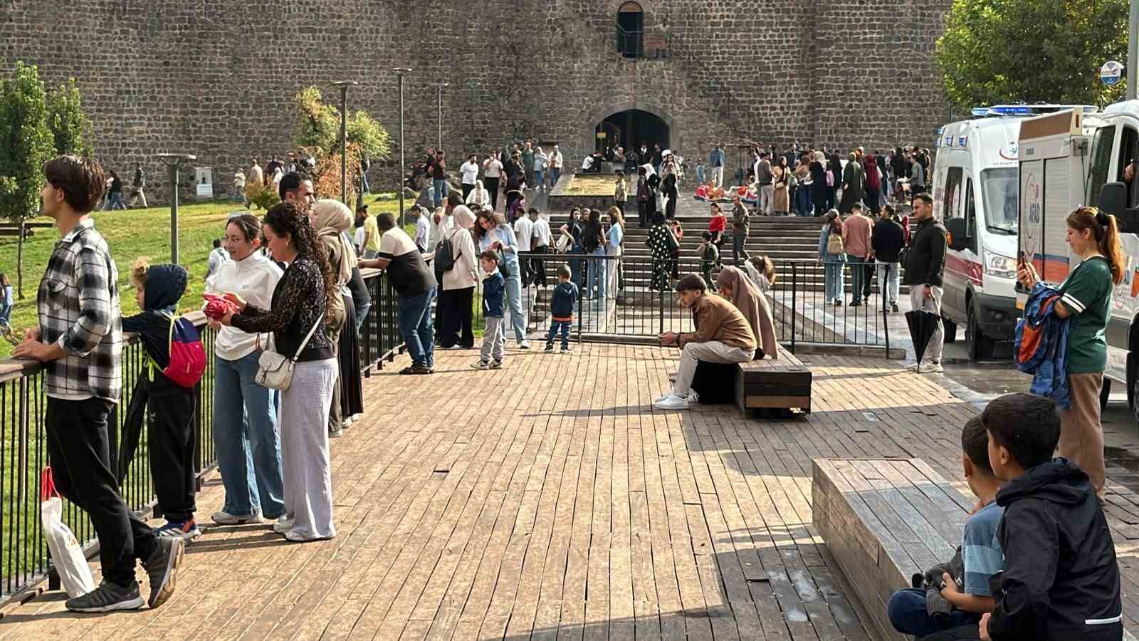 TÜRK HAVA KUVVETLERİ’NİN GÖSTERİ EKİBİ SOLOTÜRK, DİYARBAKIR’IN TARİHİ MEKANLARI ARASINDA YER ALAN HEVSEL BAHÇELERİ VE İÇKALE ÇEVRESİNDE UÇUŞ GERÇEKLEŞTİRDİ. GÖSTERİ İZLEMEK İÇİN İÇKALE’YE GELEN BİNLERCE KİŞİ GELDİ.