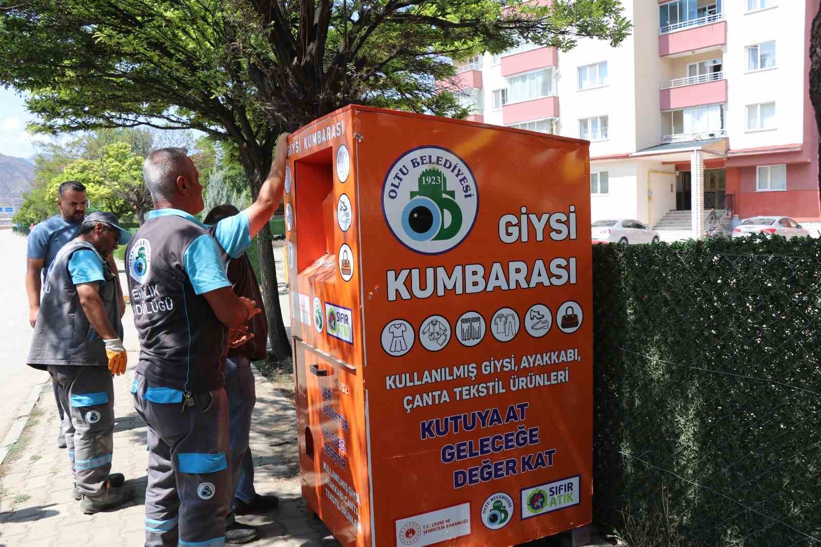 ERZURUM’UN OLTU İLÇESİNDE  BELEDİYE, GERİ DÖNÜŞÜM ÇALIŞMALARINA KATKI SAĞLAMAK VE KULLANILMAYAN TEKSTİL ÜRÜNLERİNİN YENİDEN EKONOMİYE KAZANDIRILMASINI SAĞLAMAK AMACIYLA İLÇE MERKEZİNİN FARKLI NOKTALARINA 50 ADET GİYSİ KUMBARASI YERLEŞTİRDİ.
