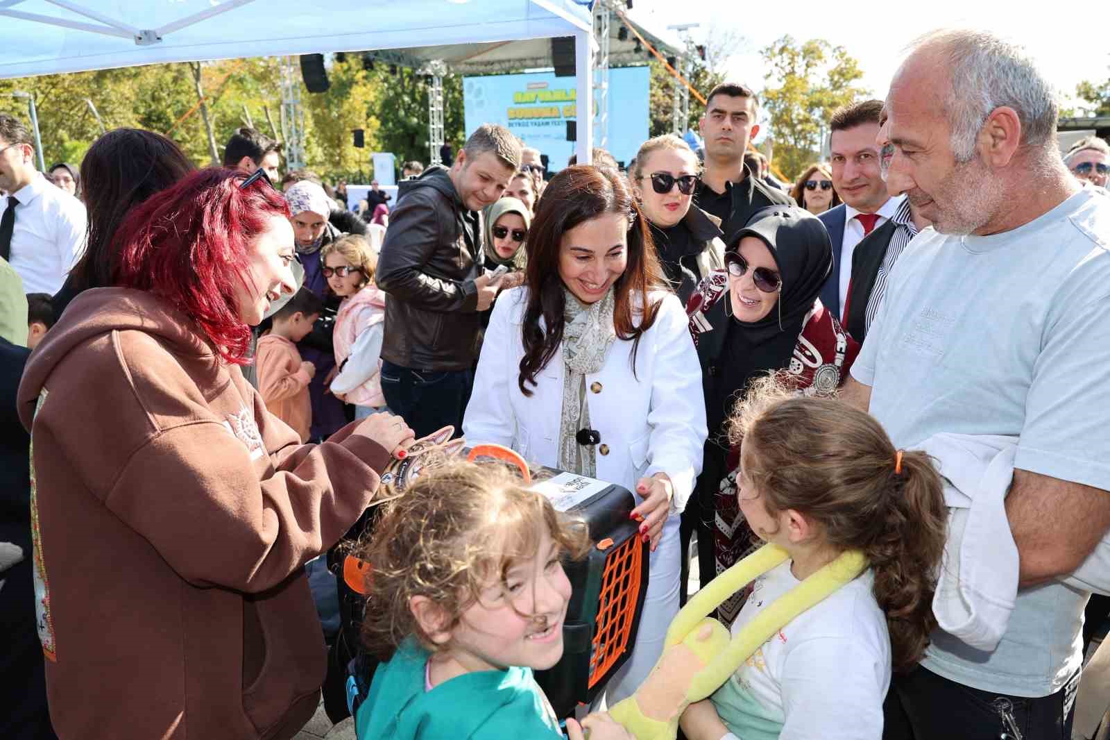 BEYKOZ BELEDİYESİ TARAFINDAN 4 EKİM DÜNYA HAYVANLARI KORUMA GÜNÜ KAPSAMINDA "HER CANA DEĞER" SLOGANIYLA BEYKOZ YAŞAM FESTİVALİ DÜZENLENDİ. FESTİVALDE ÇOCUKLAR VE AİLELER, HAYVAN SEVGİSİ VE DOĞA TEMASI ETRAFINDA ÇEŞİTLİ ETKİNLİKLERDE BİR ARAYA GELDİ.