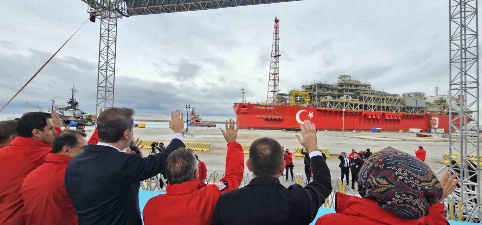 TÜRKİYE'NİN İLK YÜZER DOĞAL GAZ İŞLEME TESİSİ OSMAN GAZİ YÜZER ÜRETİM PLATFORMU, ZONGULDAK'IN FİLYOS BELDESİNDEN SAKARYA GAZ SAHASI'NA UĞURLANDI. ENERJİ VE TABİİ KAYNAKLAR BAKANI ALPARSLAN BAYRAKTAR, KARADENİZ'DEKİ DOĞAL GAZ ÜRETİMİNİN 2027 YILINDA GÜNLÜK 20 MİLYON, 2028 YILINDA İSE 45 MİLYON METREKÜPE ÇIKARILMASININ HEDEFLENDİĞİNİ AÇIKLADI. BAYRAKTAR, YENİ ÜRETİM KAPASİTESİYLE 2028 YILINDA YAKLAŞIK 17 MİLYON HANENİN KARADENİZ GAZINI KULLANACAĞINI SÖYLEDİ.