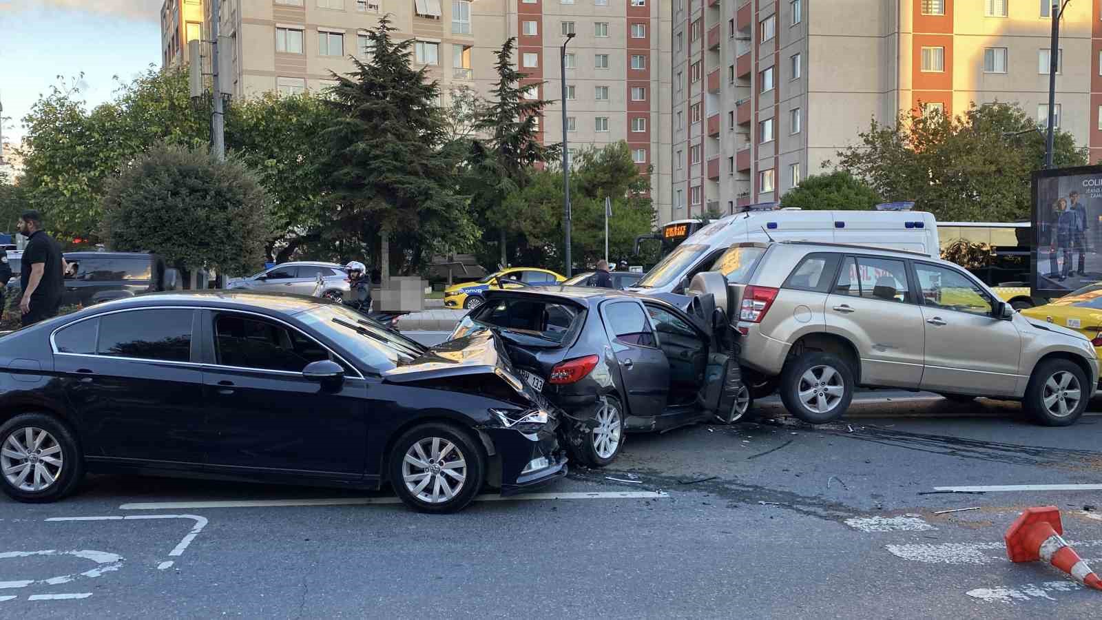 BEŞİKTAŞ’TA, 5 ARACIN KARIŞTIĞI ZİNCİRLEME KAZASI MEYDANA GELDİ. OLAY SONRASI, BİR TRAFİK POLİSİ YENİ BİR KAZA YAŞANMAMASI İÇİN YAĞIN ÜZERİNİ TOPRAKLA KAPATTI.