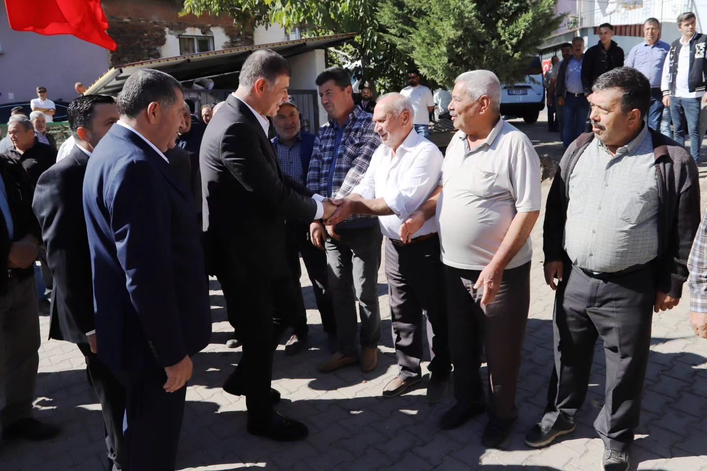 İZMİR'İN BAYINDIR İLÇESİNDE BULUNAN KIZILOBA İLKOKULU, İZMİR BÜYÜKŞEHİR BELEDİYESİNİN DESTEKLERİYLE TAMAMLANAN TAMİRAT VE TADİLAT ÇALIŞMALARININ ARDINDAN DÜZENLENEN TÖRENLE YENİDEN ÖĞRENCİLERİN KULLANIMINA SUNULDU.