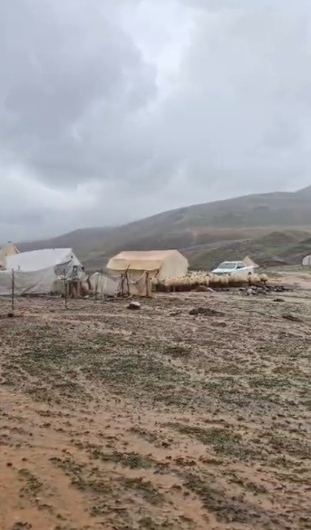 TUNCELİ'NİN PÜLÜMÜR İLÇESİNE BAĞLI KARAGÖZ YAYLASI'NDA ETKİLİ OLAN ŞİDDETLİ YAĞIŞ NEDENİYLE KÜÇÜKBAŞ HAYVAN YETİŞTİRİCİLERİNİN ÇADIRLARINI SEL SULARI BASTI.