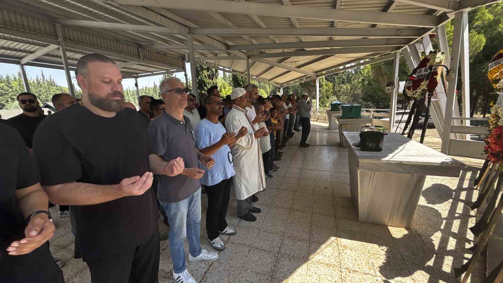 ADANA’DA ALACAK VERECEK MESELESİ YÜZÜNDEN ÇIKAN KAVGADA SİLAHLA VURULARAK ÖLDÜRÜLEN BABA VE OĞLUNUN CENAZESİ DEFNEDİLDİ. OLAYDAN YARALI KURTULAN ANNE İSE CENAZE TÖRENİNE TEKERLEKLİ SANDALYEYLE KATILDI.