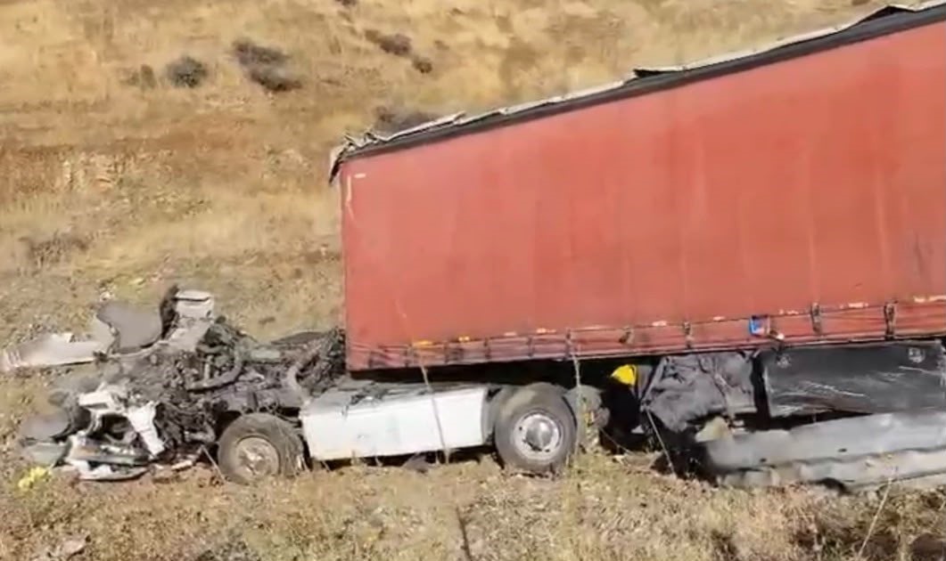 GAZİANTEP'İN İSLAHİYE İLÇESİNDE YAĞIŞ NEDENİYLE KAYGANLAŞAN YOLDA KONTROLDEN ÇIKAN TIR, SAVRULARAK YOL KENARINDAKİ ŞARAMPOLE UÇTU.