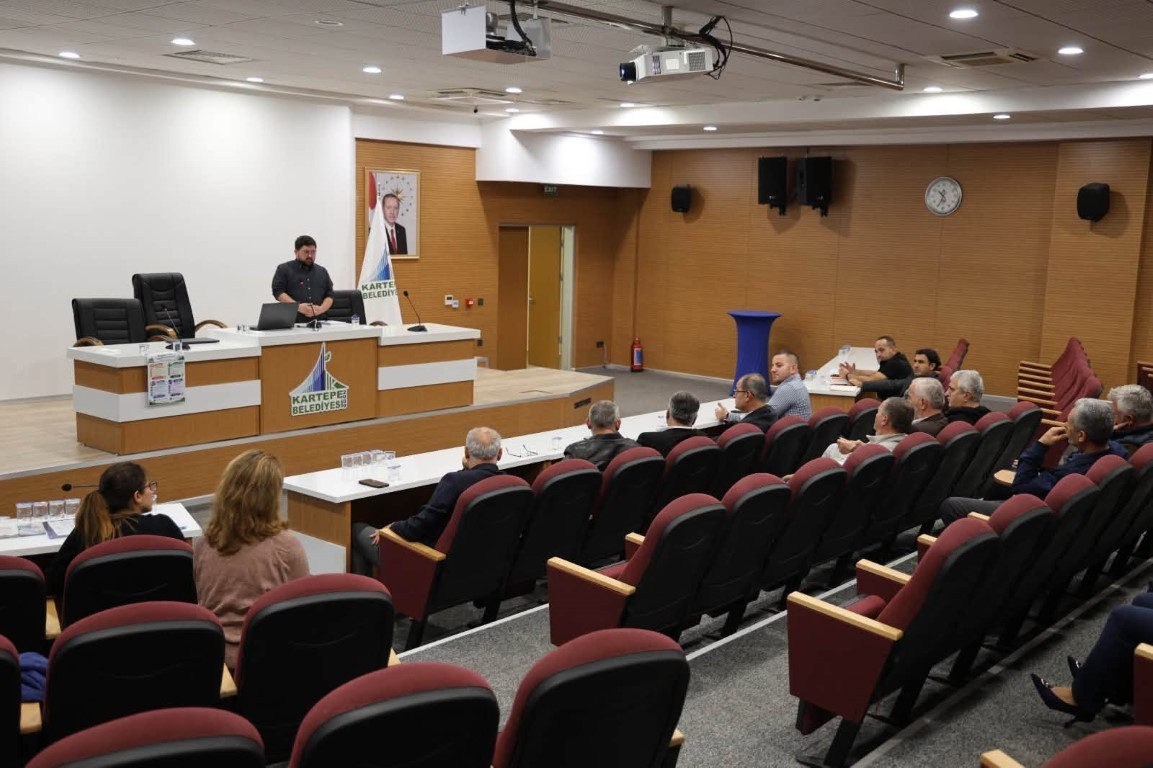 KARTEPE’DE MUHTAR VE AZALARA YÖNELİK DÜZENLENEN EĞİTİMDE SAĞLIKLI BESLENME, BAĞIMLILIKLA MÜCADELE, KANSER TARAMALARINDA ERKEN TEŞHİS VE SAĞLIK OKURYAZARLIĞI GİBİ KONULARDA BİLGİLER PAYLAŞILDI.